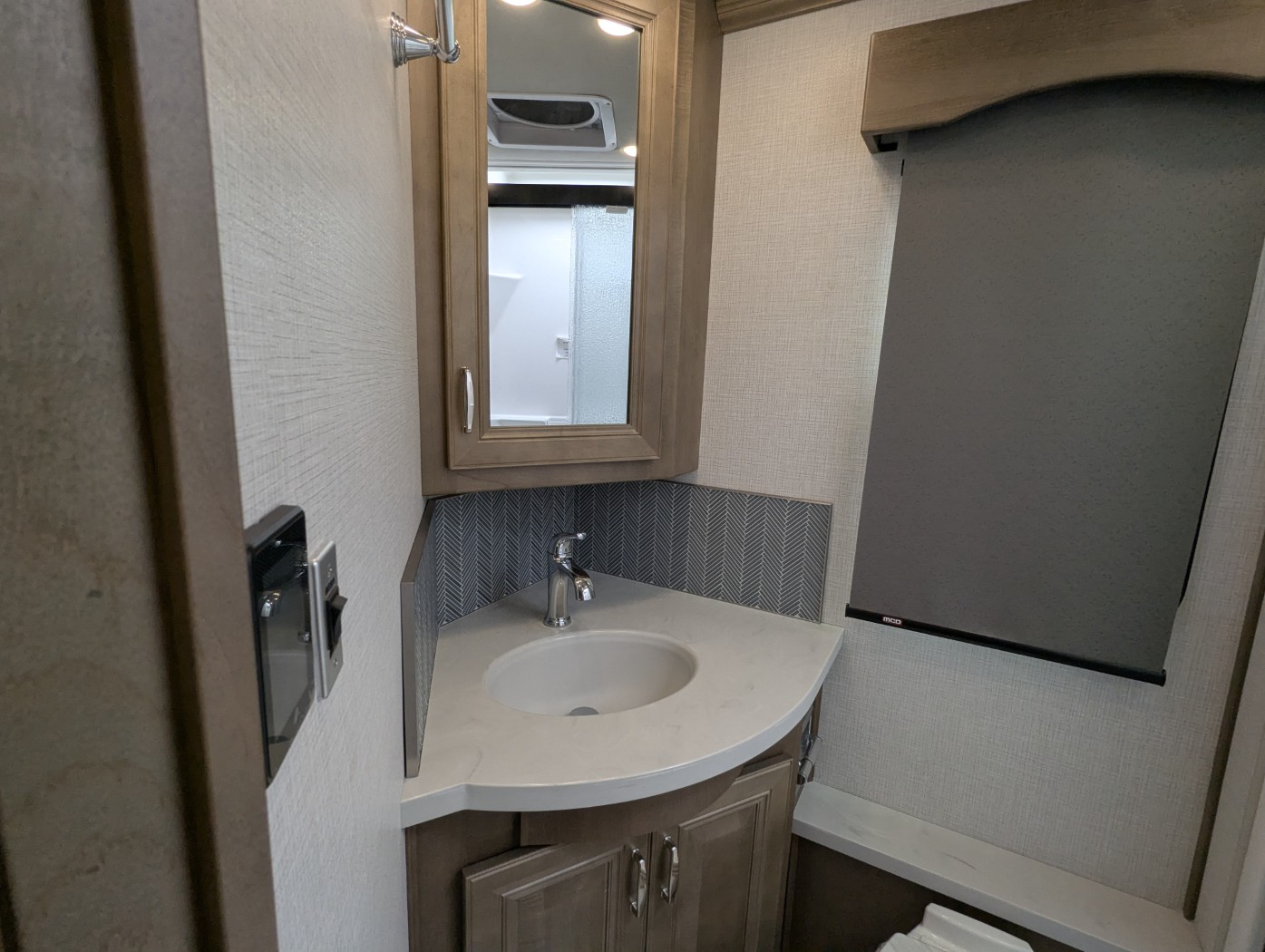 2026 Fleetwood Discovery 38N - Image 23