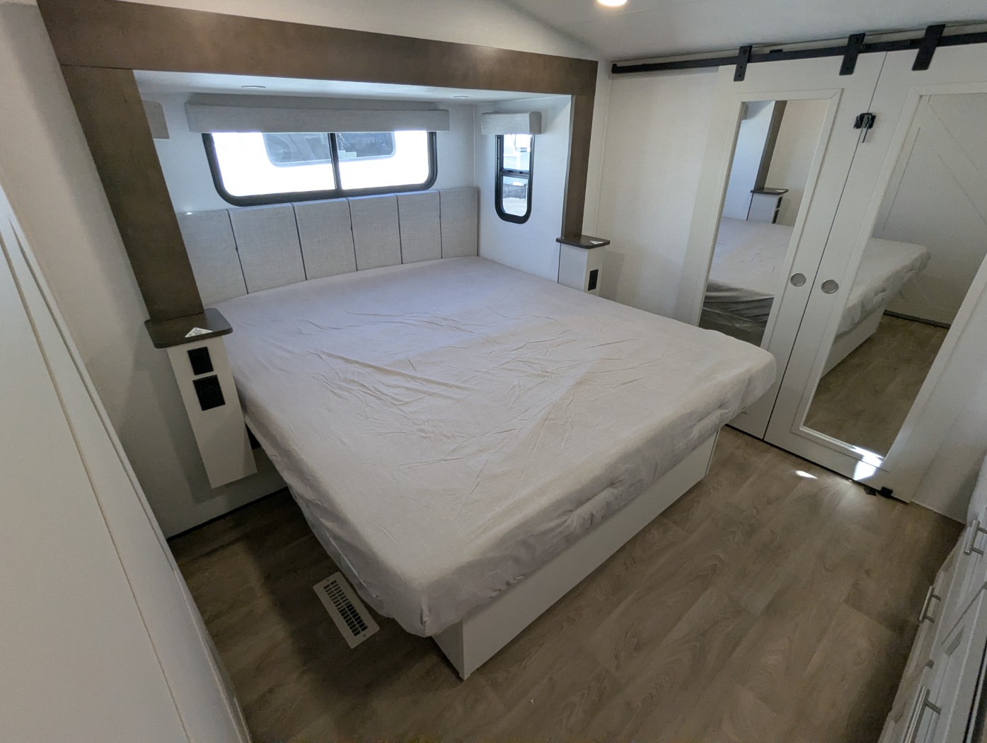 2027 Alliance RV Avenue 32RLS - Image 7