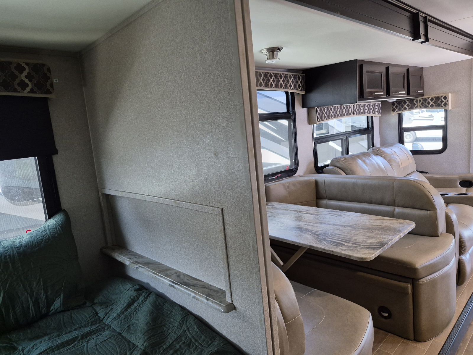 2018 DYNAMAX ISATA 5 30FWD - Image 17
