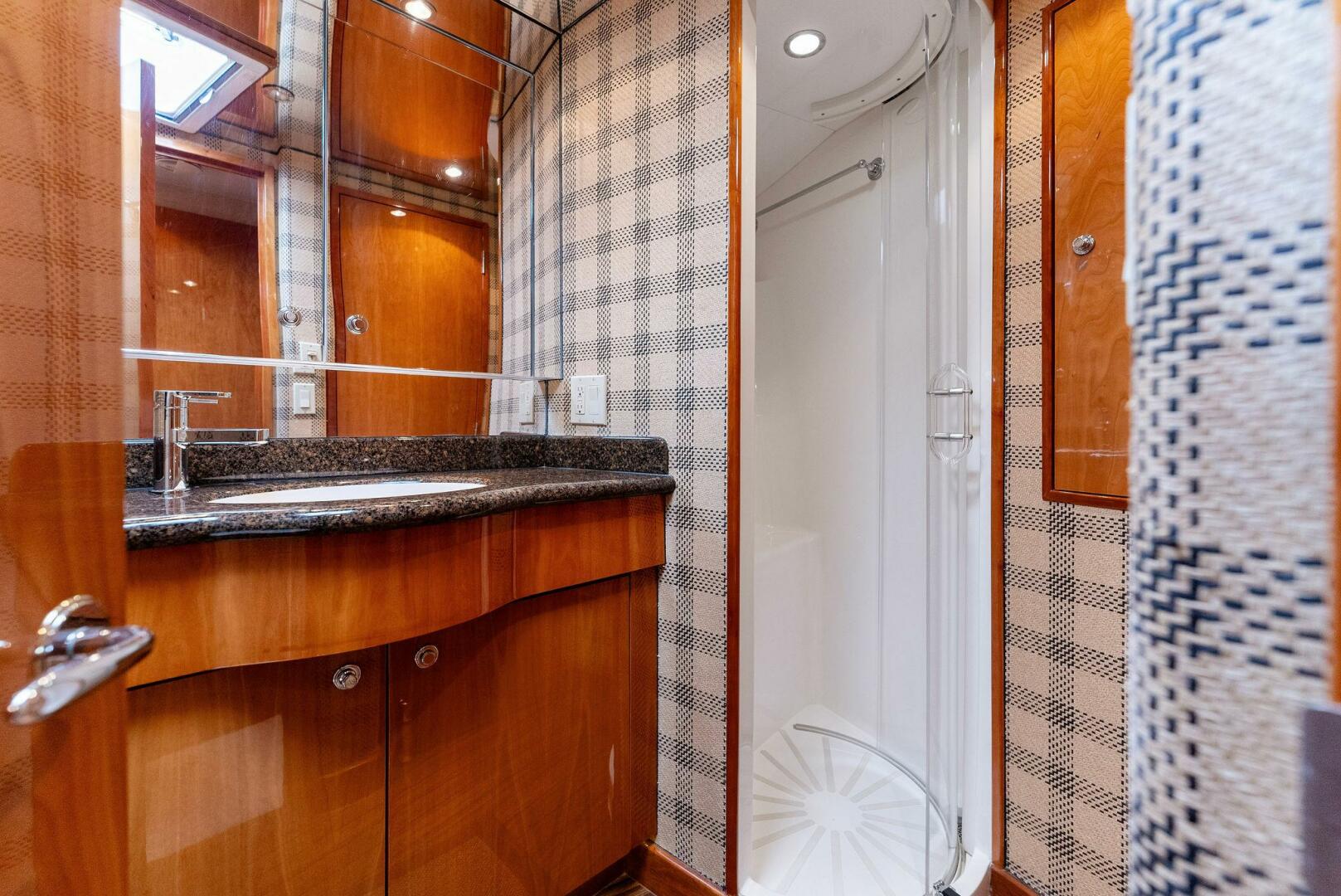 2007 Hatteras 64 Convertible - Image 23