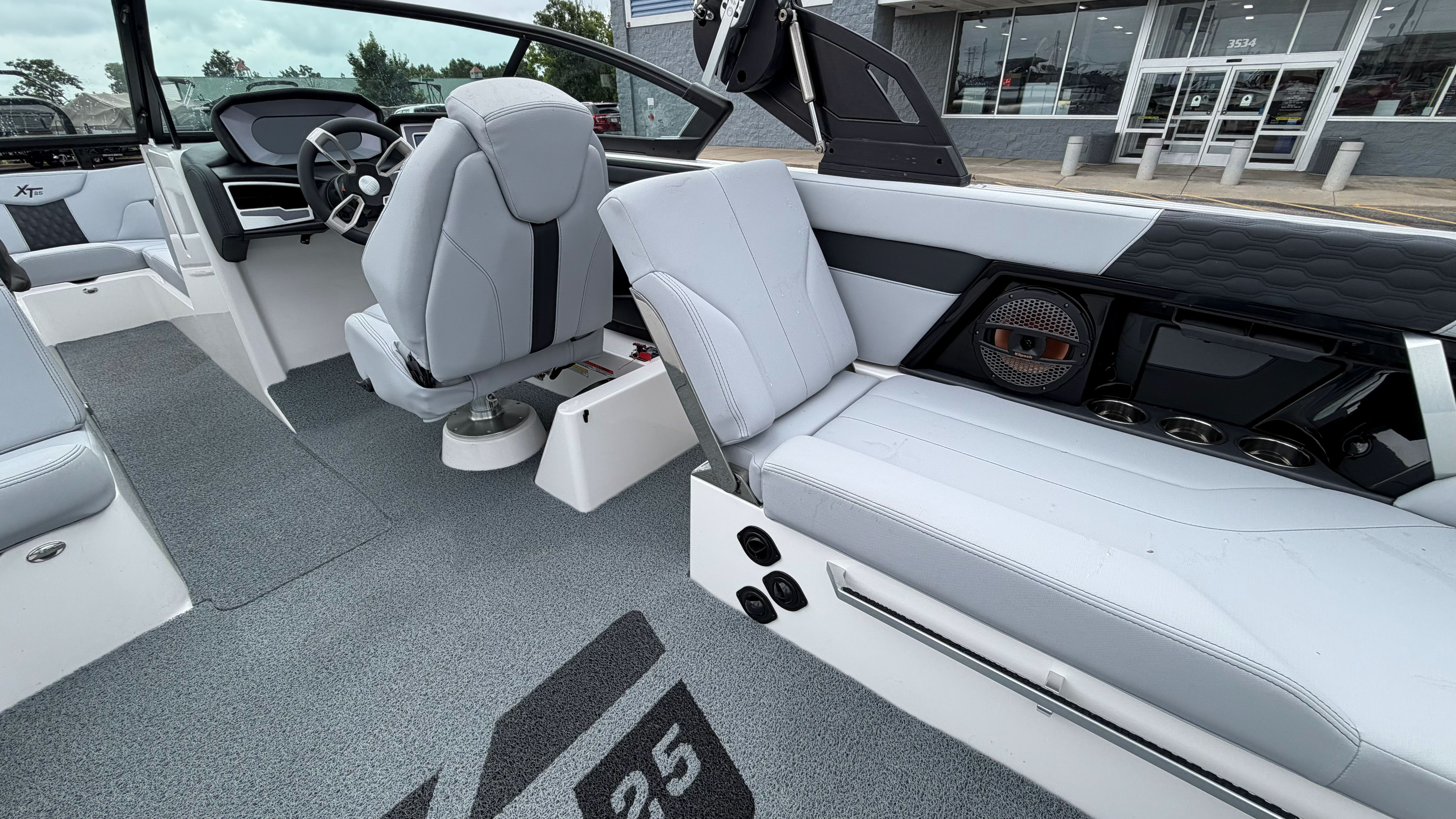 2024 MasterCraft XT25 - Image 39