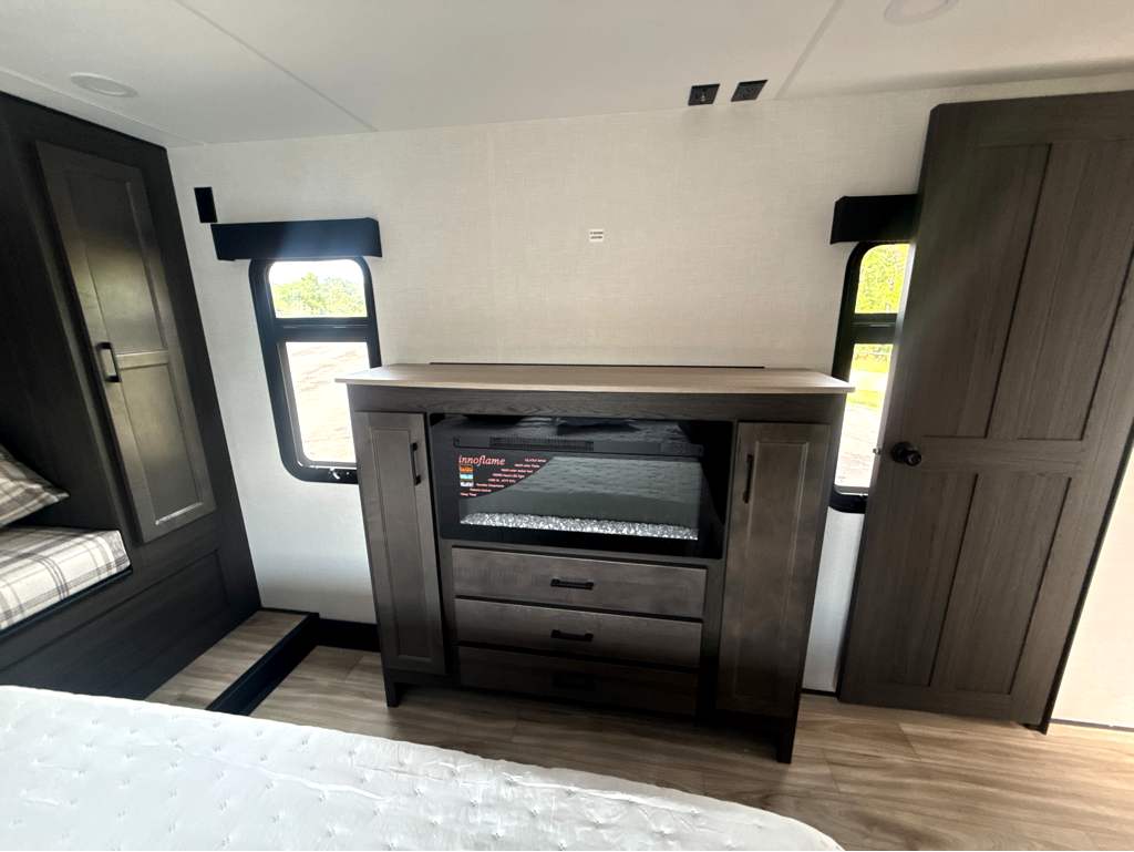 2027 VENTURE RV SPORTTREK 353VIK - Image 24