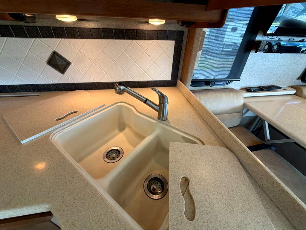 2014 THOR MOTOR COACH PALAZZO 33.2 - Image 28