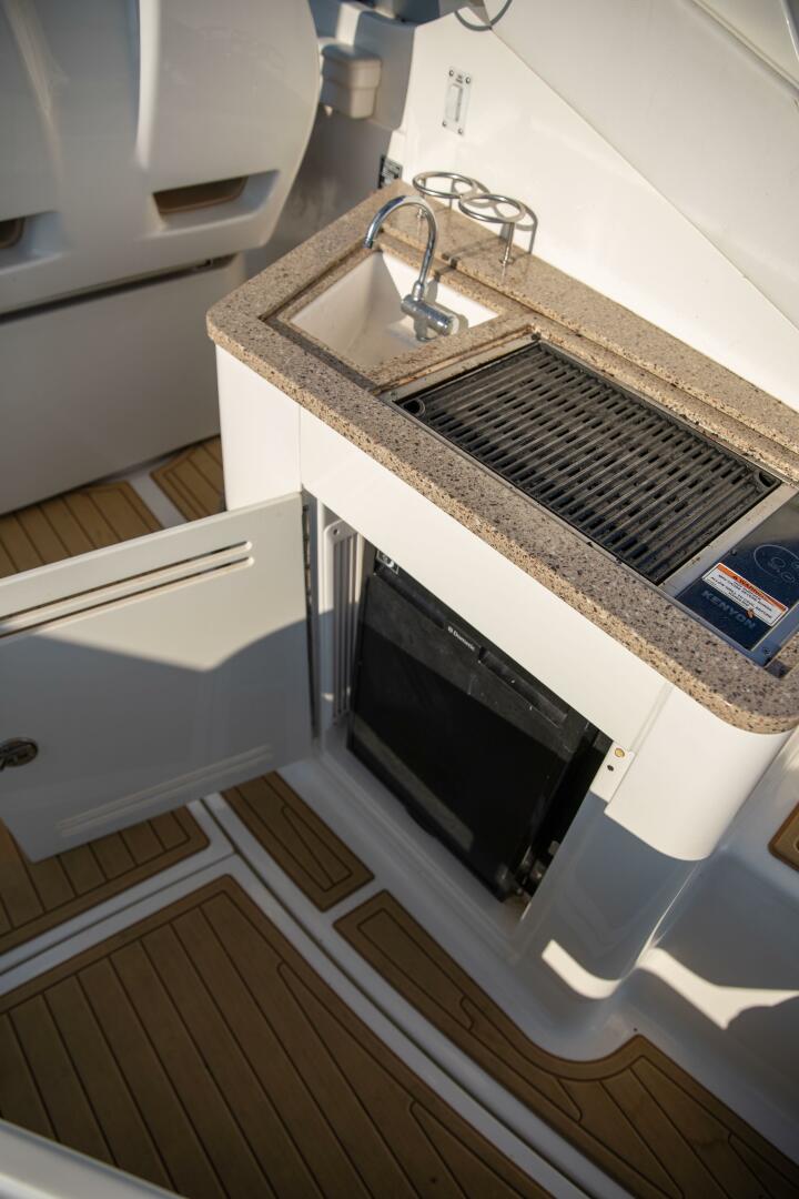 2016 Sea Ray Sundancer 350 - Image 63