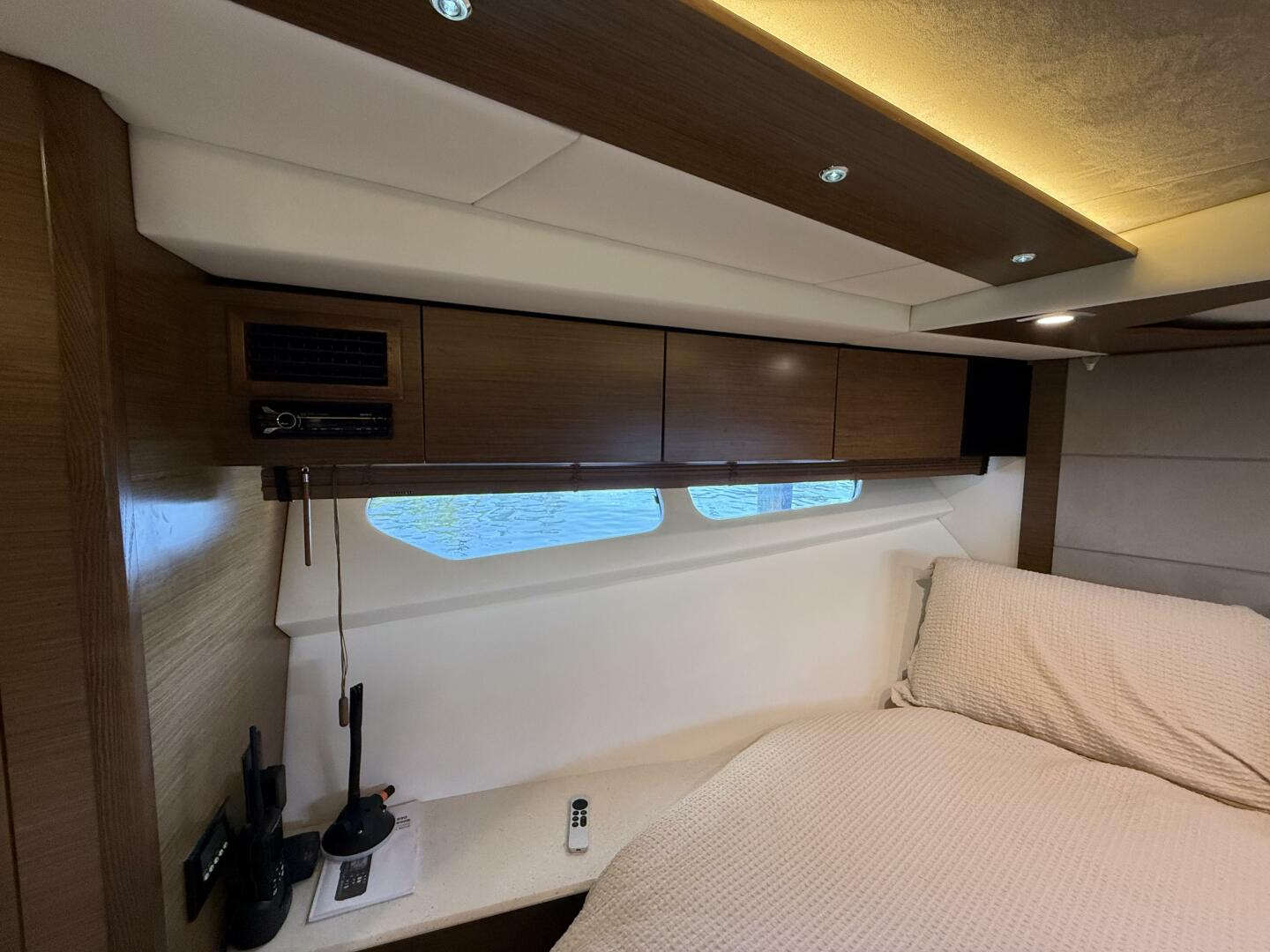 2014 Cruisers Yachts 45 Cantius - Image 24