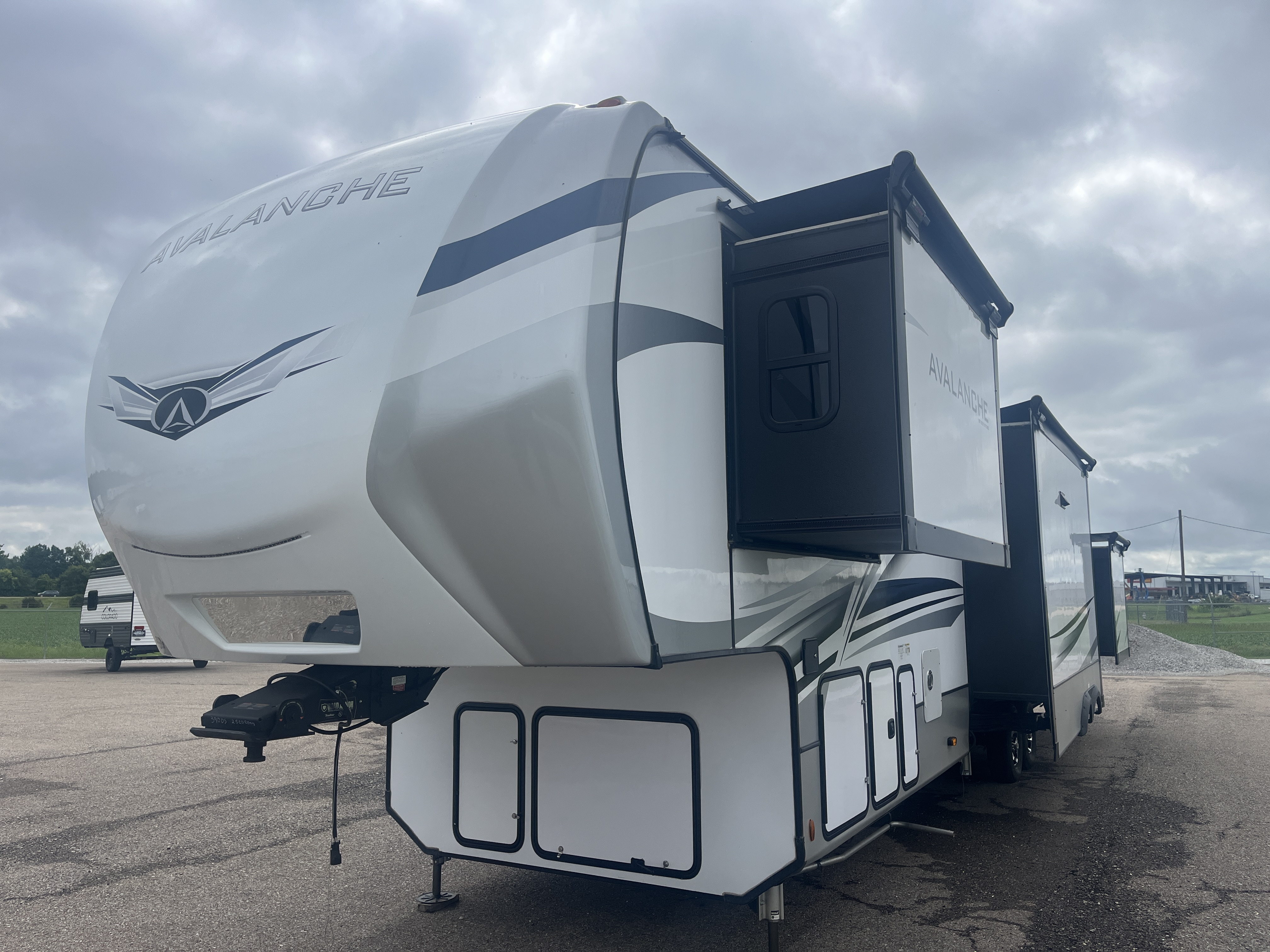 2023 KEYSTONE AVALANCHE 390DS - Image 2