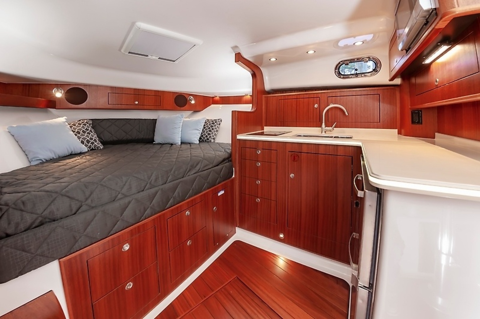 2015 PURSUIT 385 OS Base - Image 24