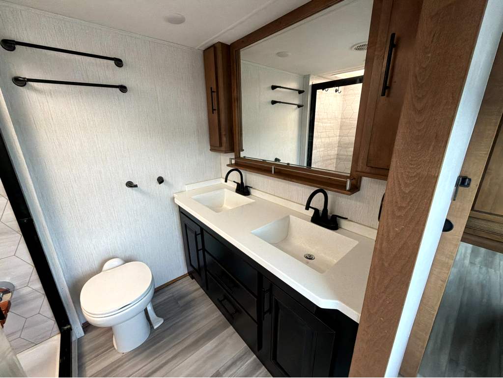 2021 HEARTLAND BIGHORN 3300DL - Image 25