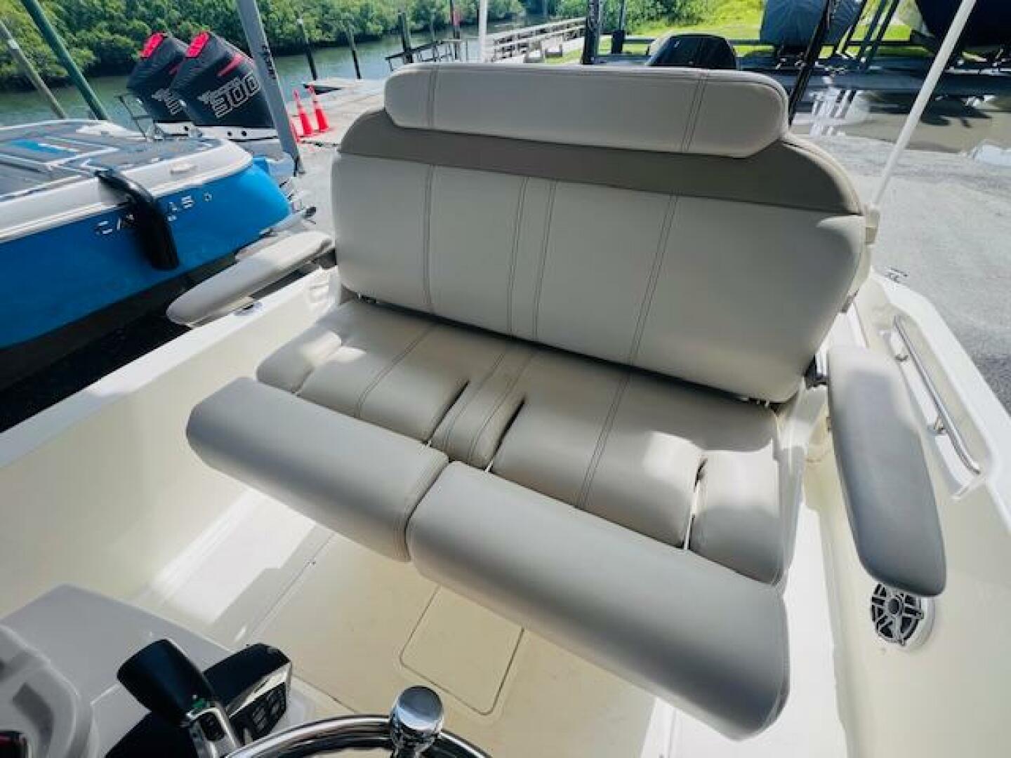 2023 Boston Whaler 250 DAUNTLESS Base - Image 17