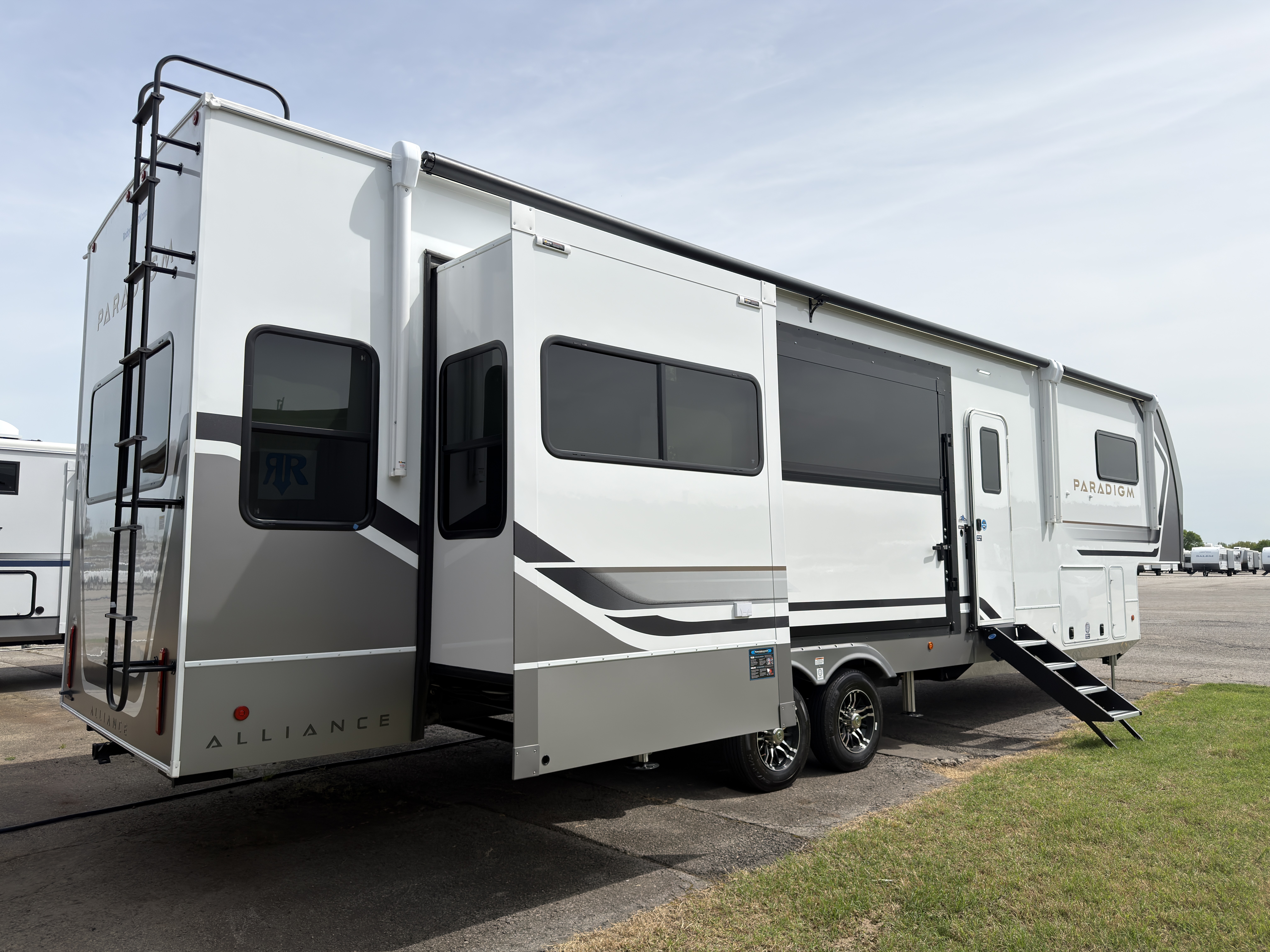 2026 Alliance RV Paradigm 388SP - Image 5