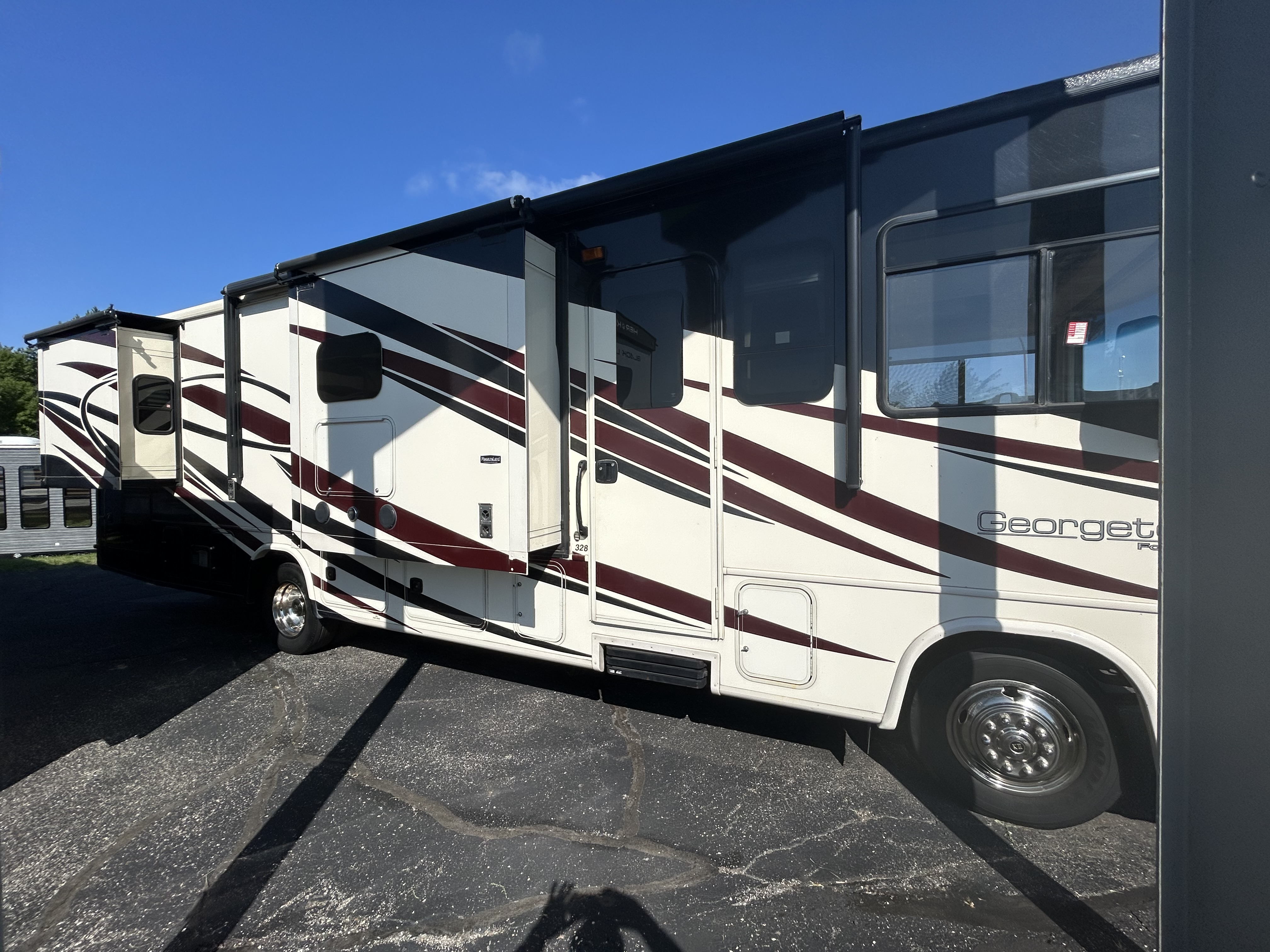 2015 Forest River Georgetown 328TS - Image 8