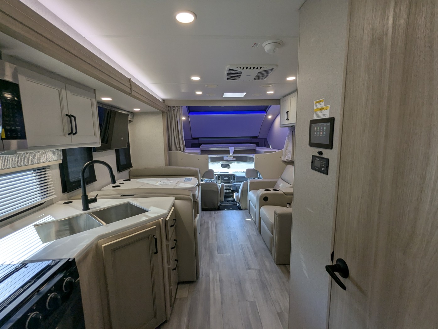2027 Thor Motor Coach Omni Explorer X32 - Image 40