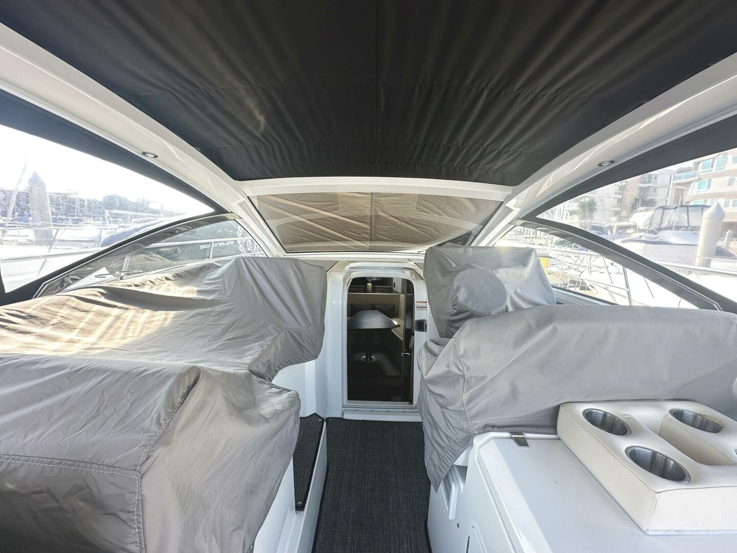 2017 Cruisers Yachts 390 Express Coupe - Image 20