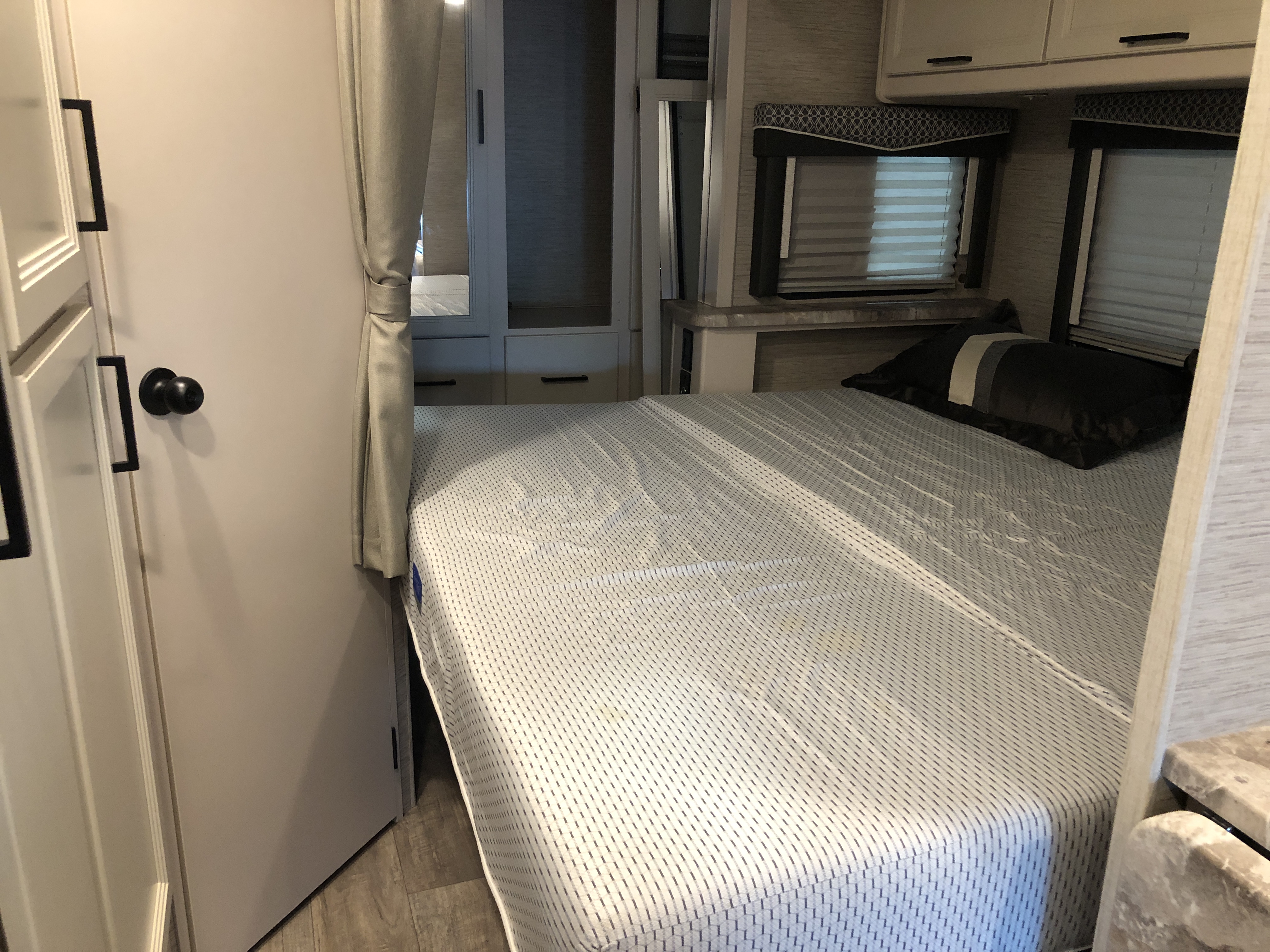 2023 Thor Motor Coach Chateau 27R - Image 17