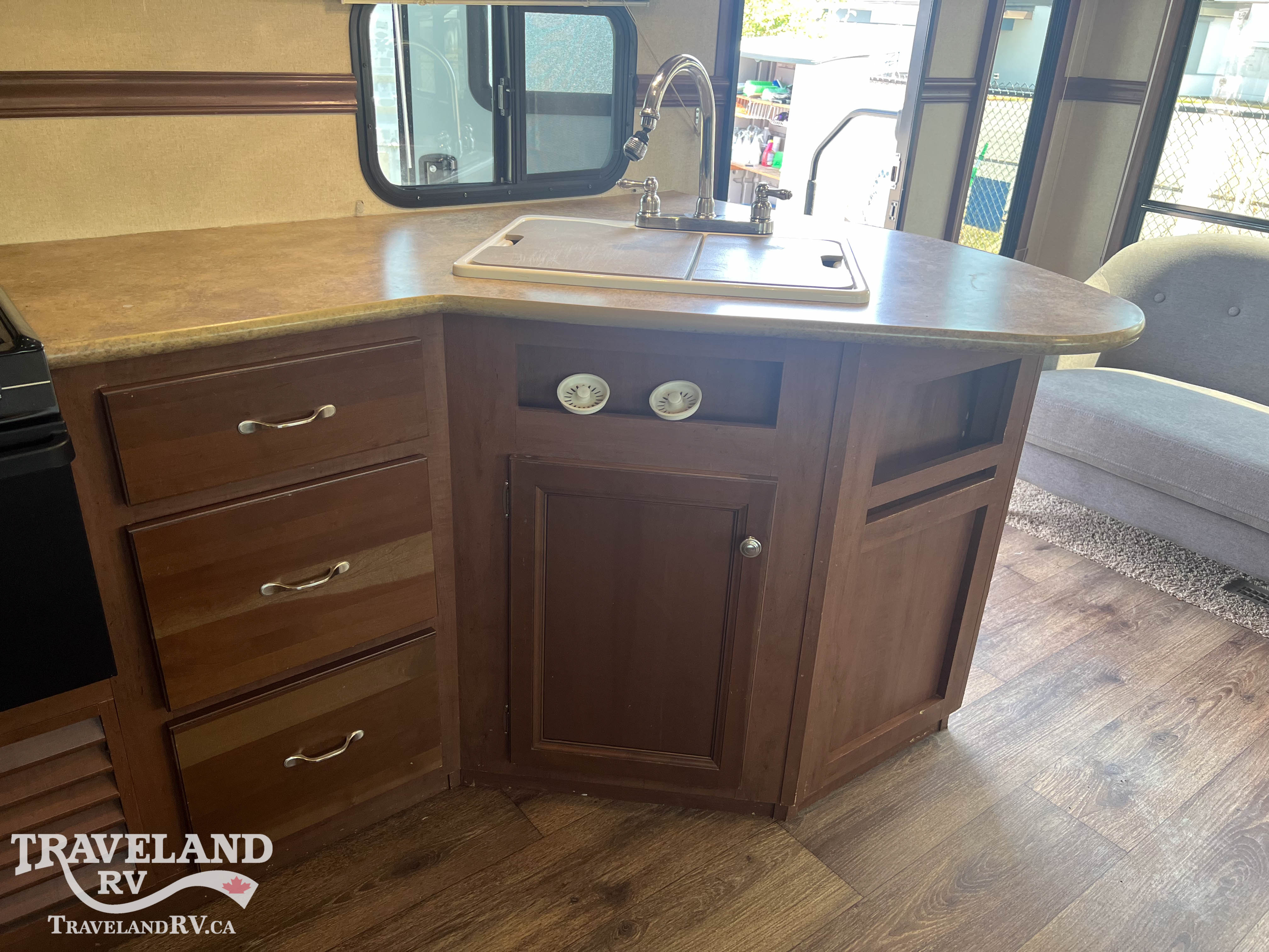 2014 Dutchmen Denali 2625RL Trail Edition - Image 15