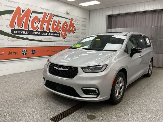 2024 Chrysler Pacifica Wagon 4D Limited - Image 2