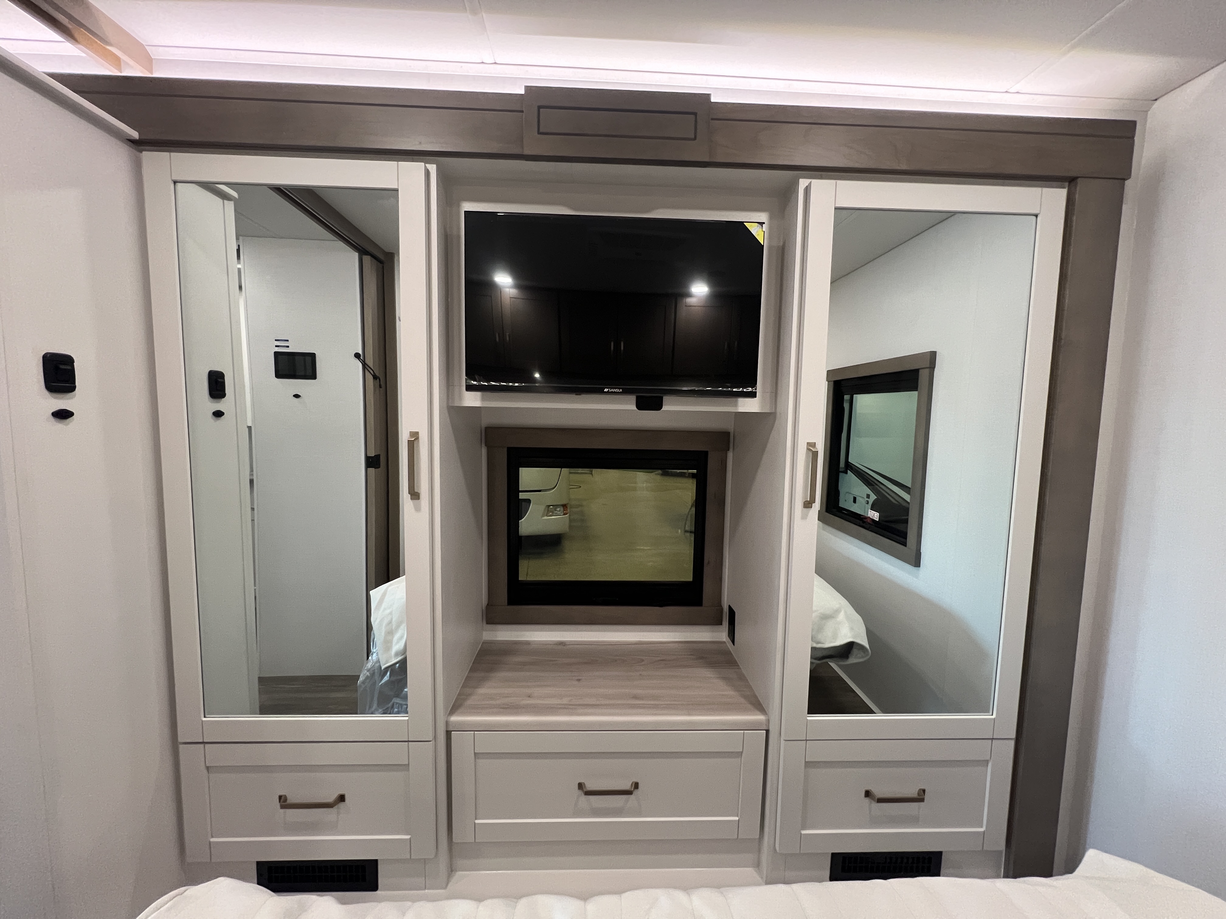 2027 Entegra Coach Vision XL 34G - Image 21