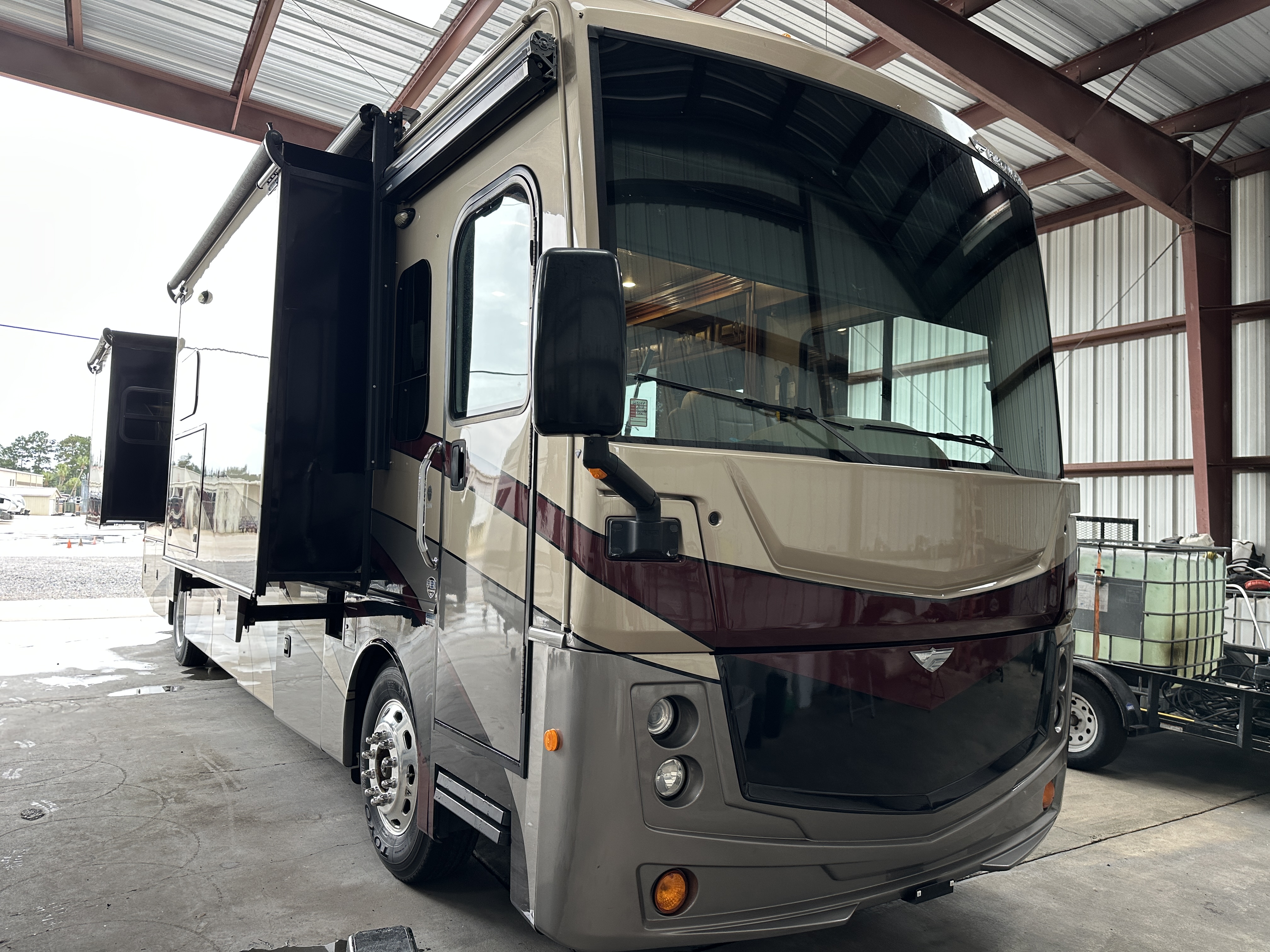 2018 Fleetwood DISCOVERY 38N - Image 1