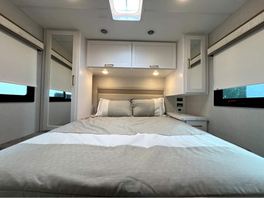 2027 THOR MOTOR COACH MAGNITUDE GA28 - Image 21