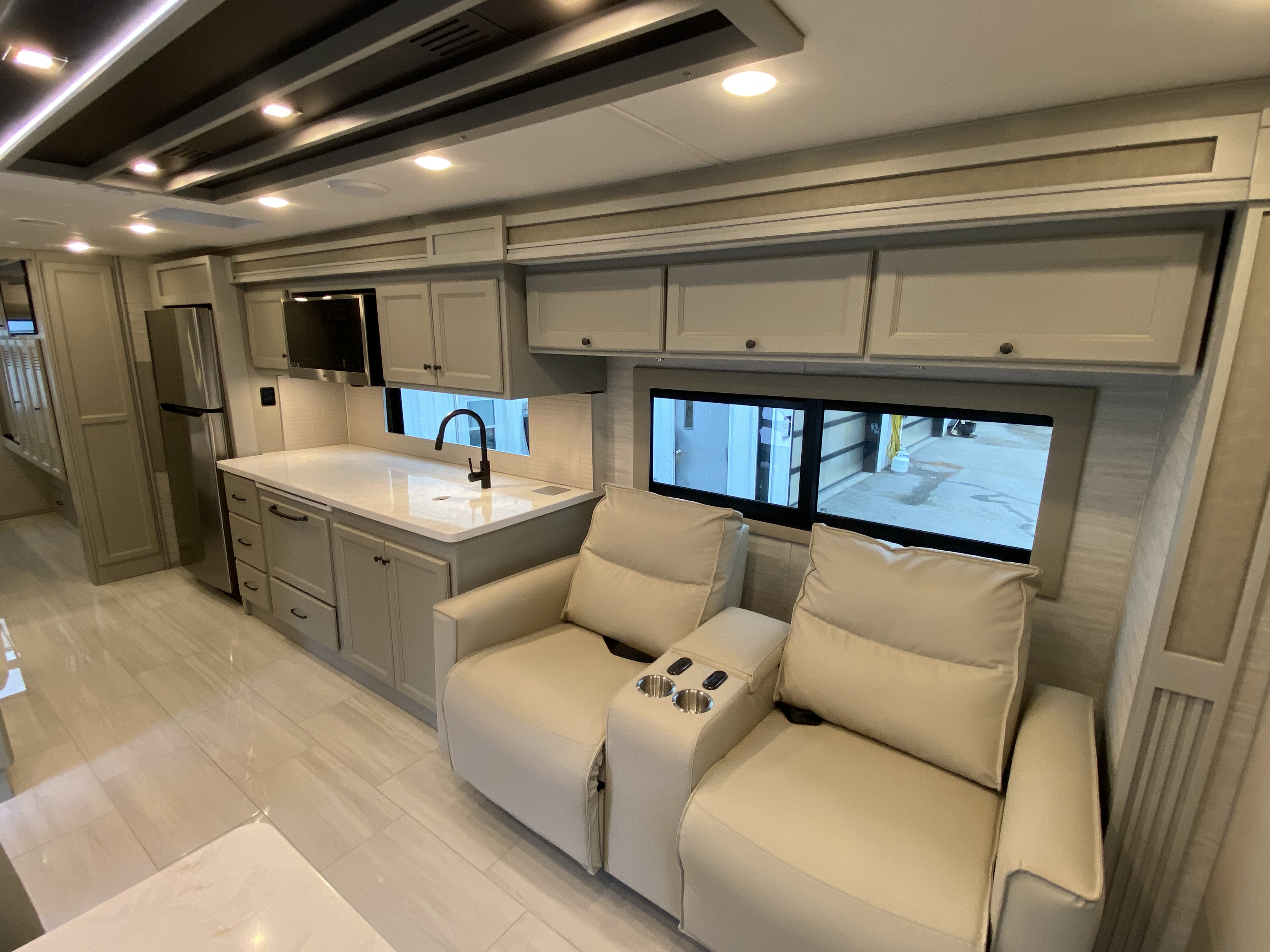 2027 Tiffin Allegro Bay 34DB - Image 12