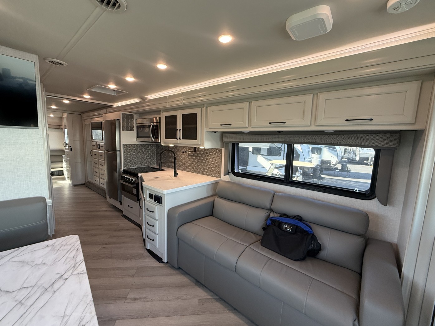 2025 Holiday Rambler Invicta 36Y - Image 9