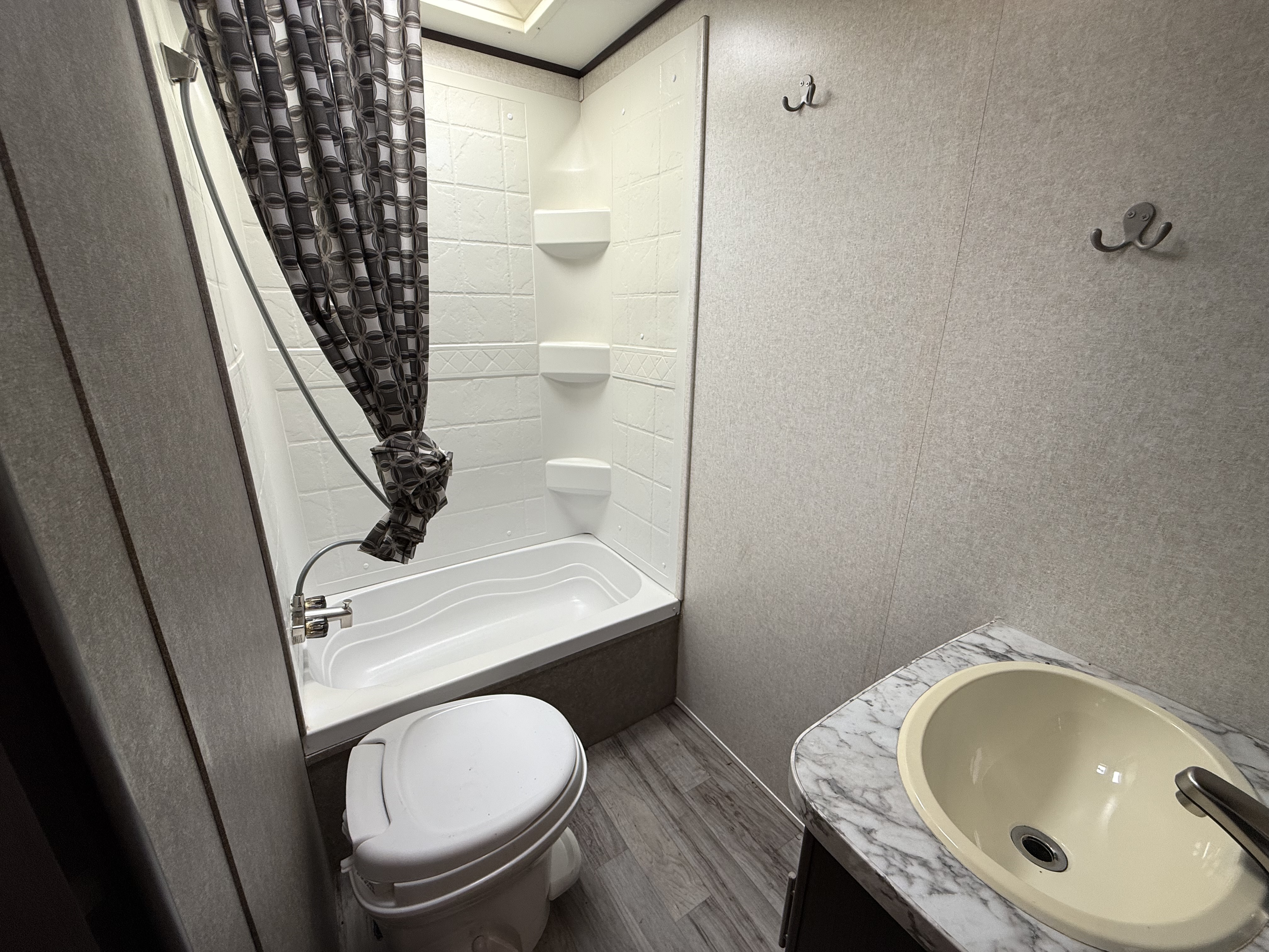 2018 Jayco Jay Feather 25BH - Image 17