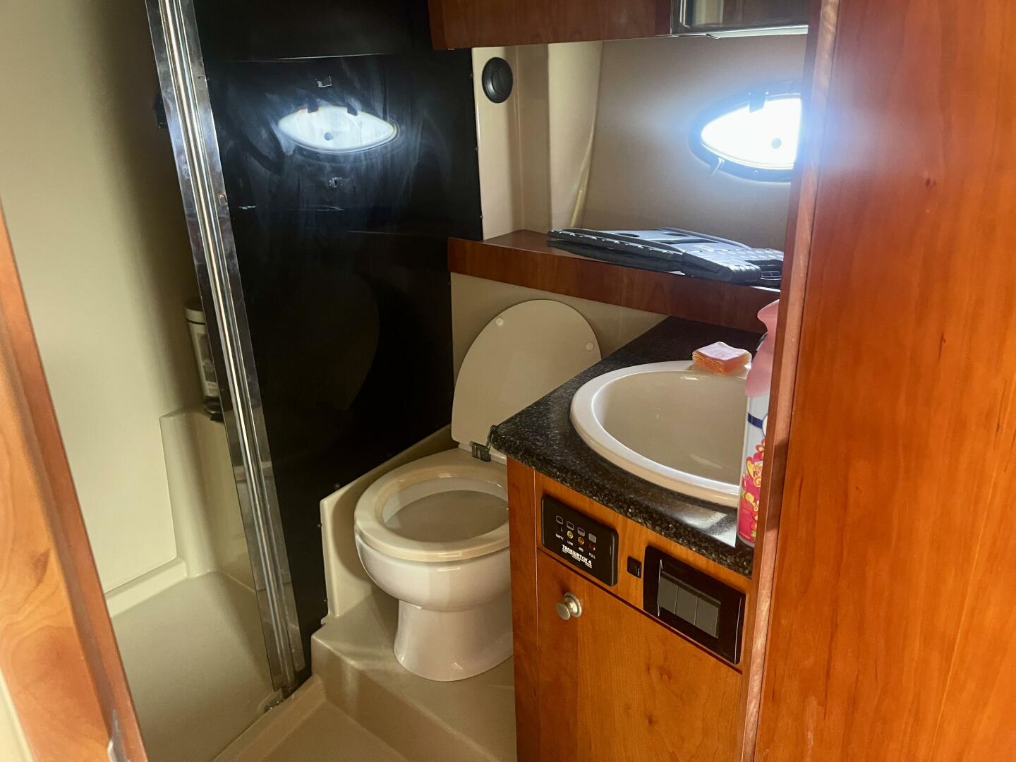 2006 Cruisers Yachts 420 Express - Image 26