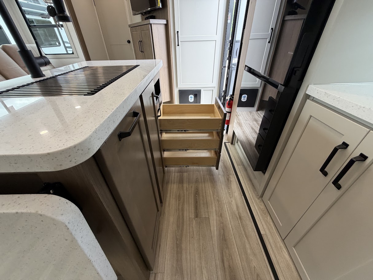 2027 VENTURE RV SPORTTREK 333VIK - Image 23