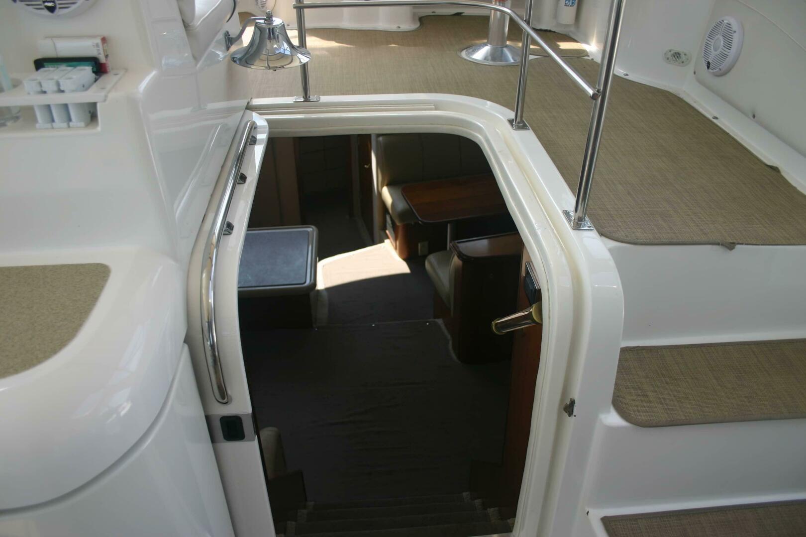 2001 Cruisers Yachts 3750 Motor Yacht - Image 25