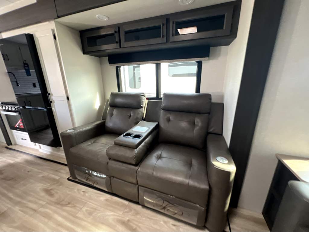 2026 VENTURE RV SPORTTREK 333VMI - Image 7