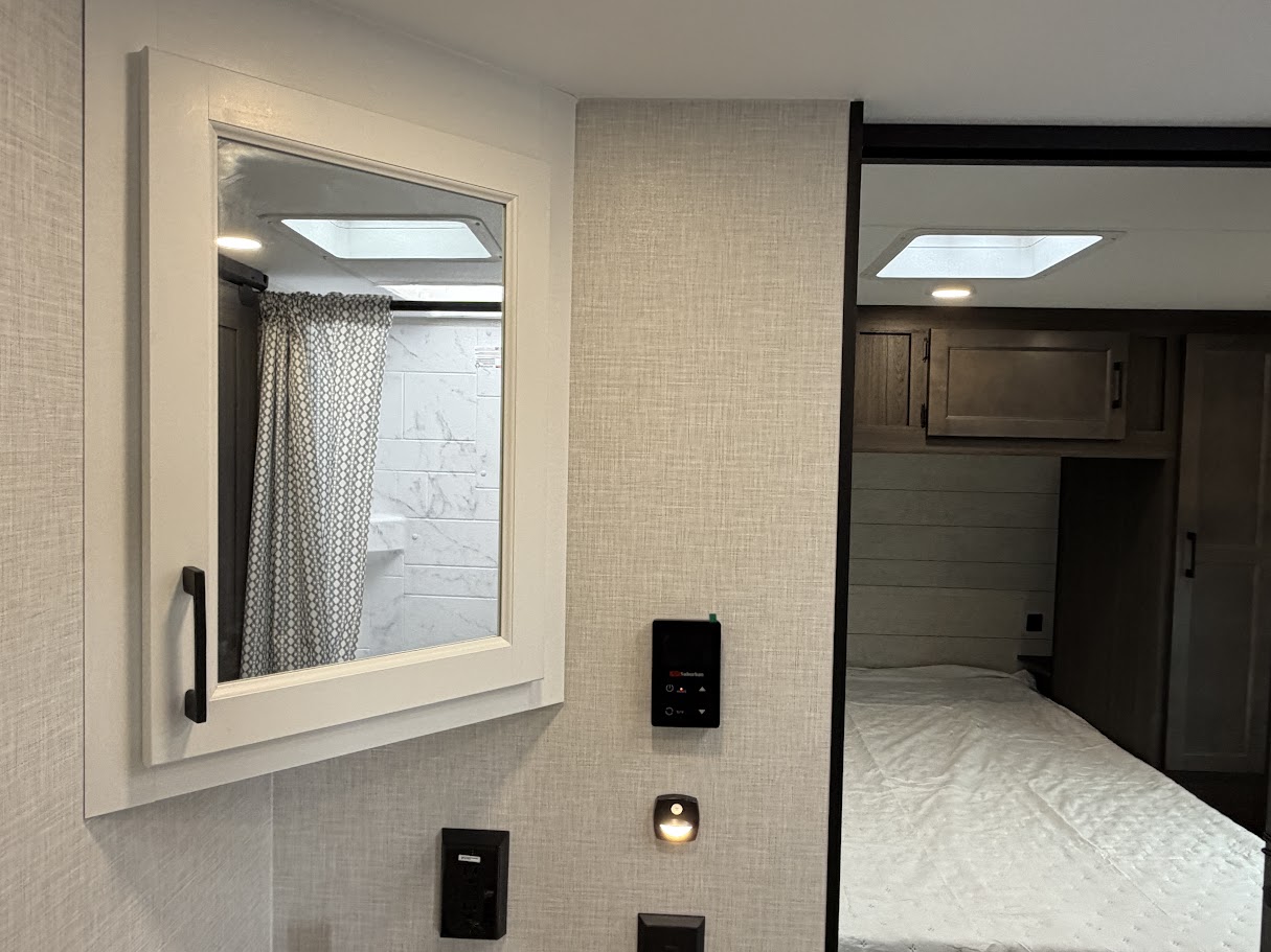 2026 VENTURE RV SPORTTREK STINGER 232VRL - Image 37