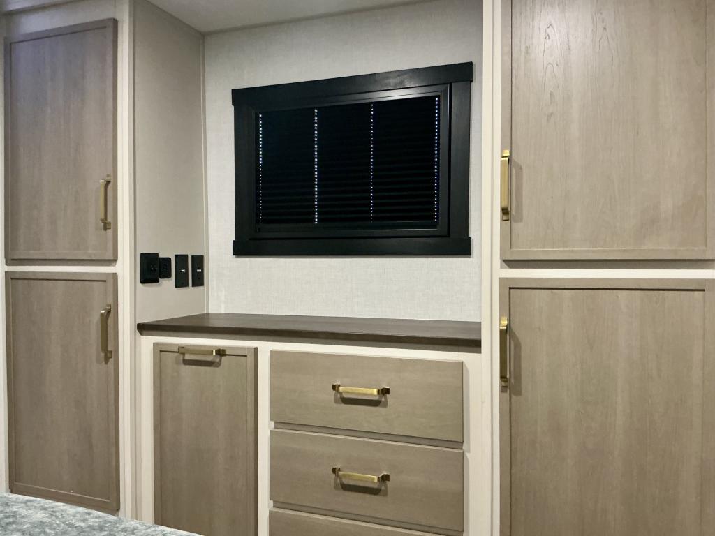 2027 FOREST RIVER 376FAM - Image 20