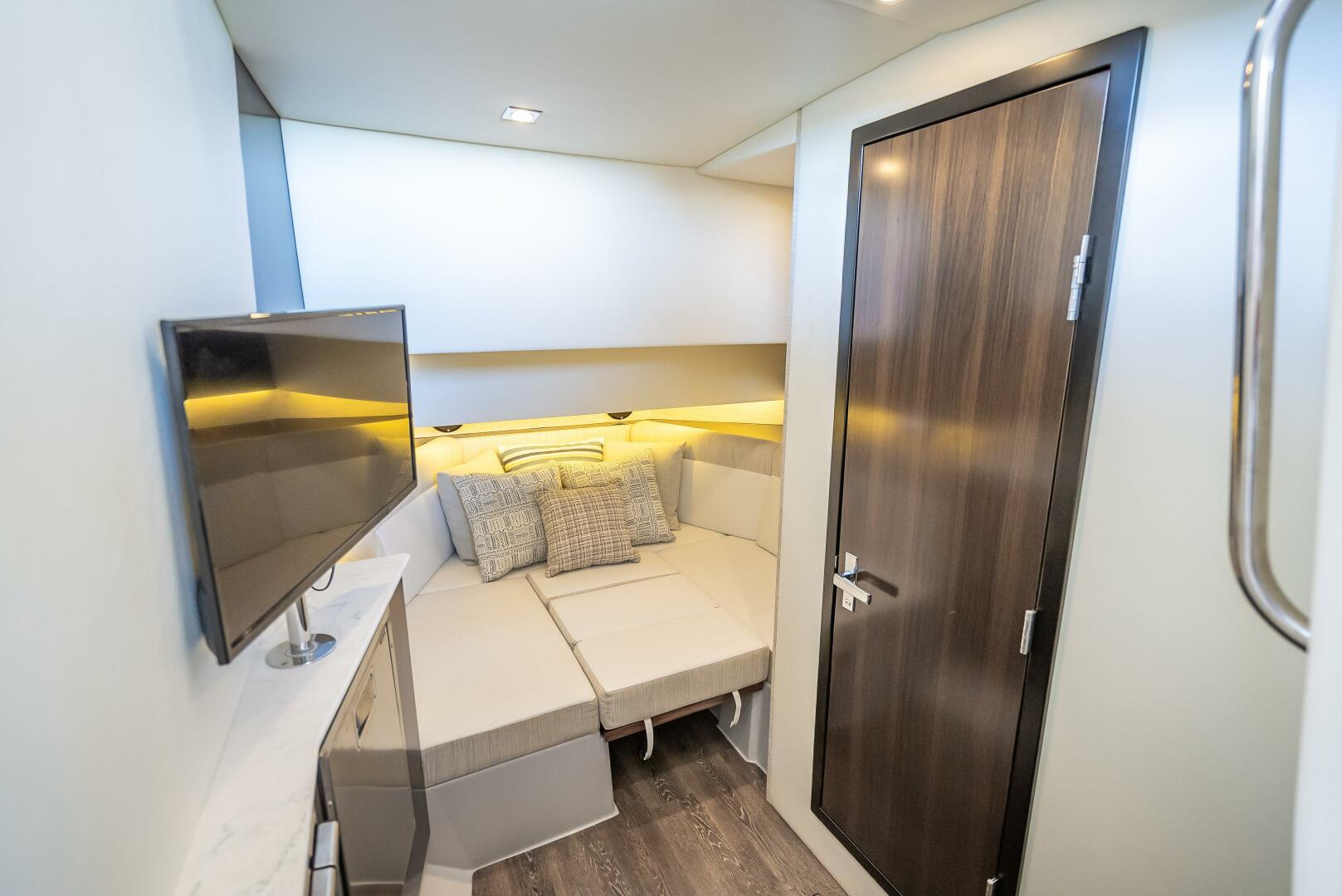 2022 Cruisers Yachts GLS OB - Image 31