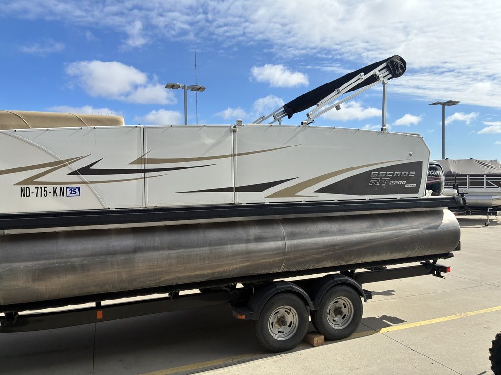 2015 Larson Escape 2200 RT - Image 6