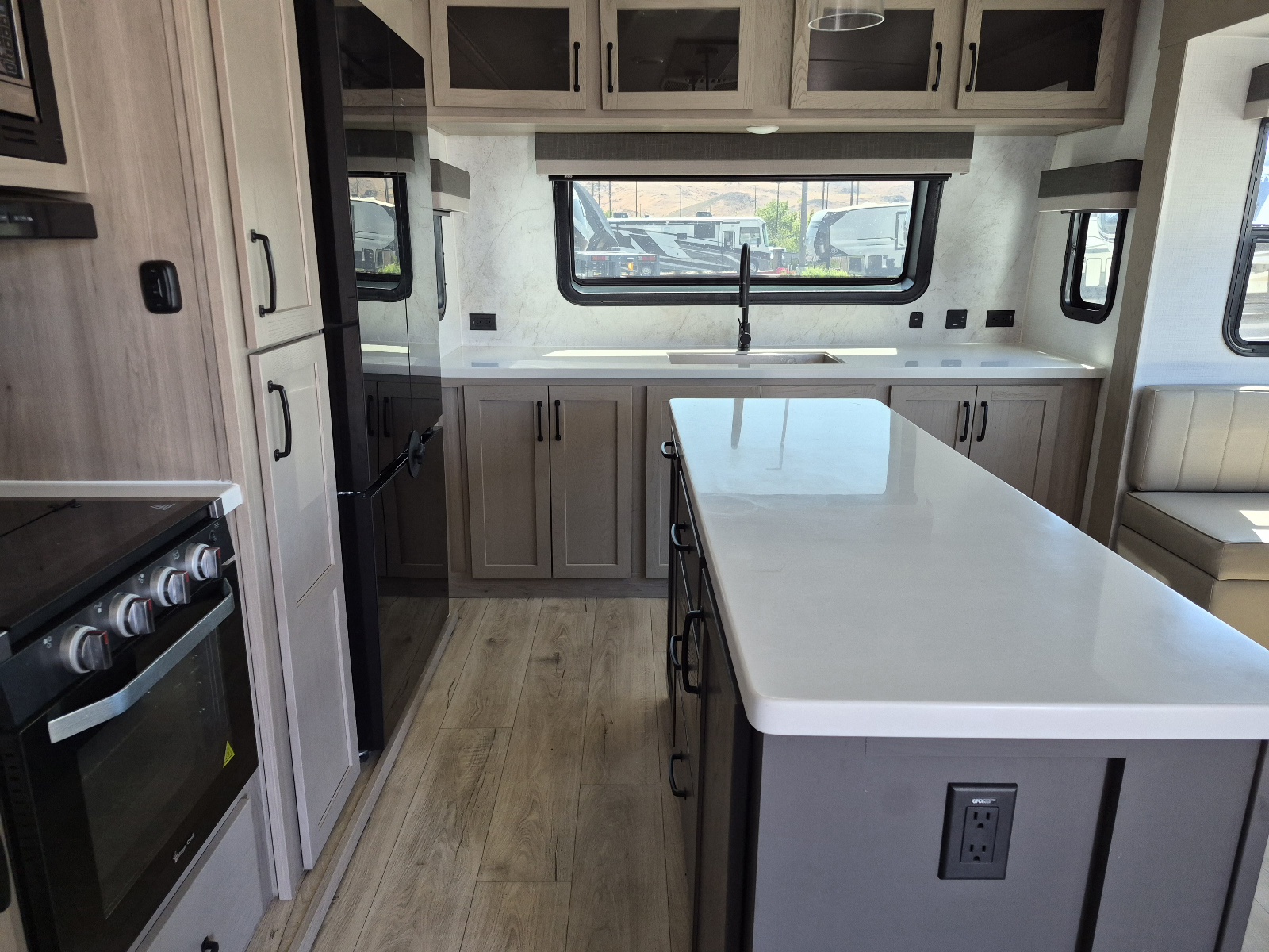 2025 Forest River Rockwood Signature 8339FK - Image 7