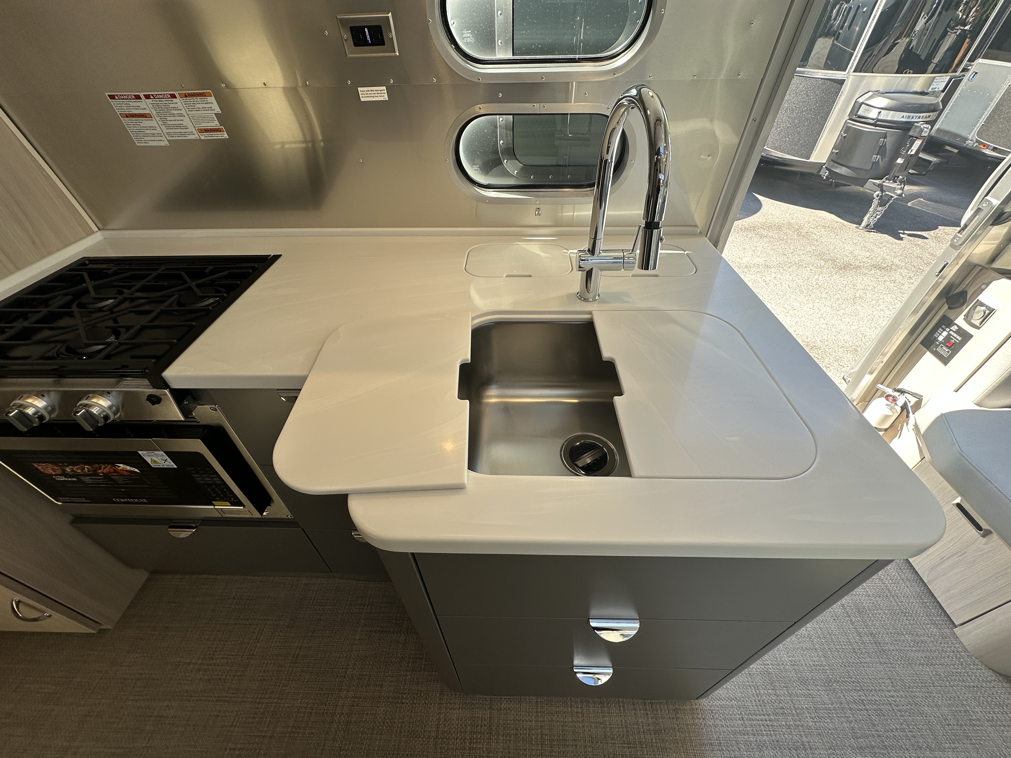 2026 Airstream Globetrotter 27FB Twin - Image 12
