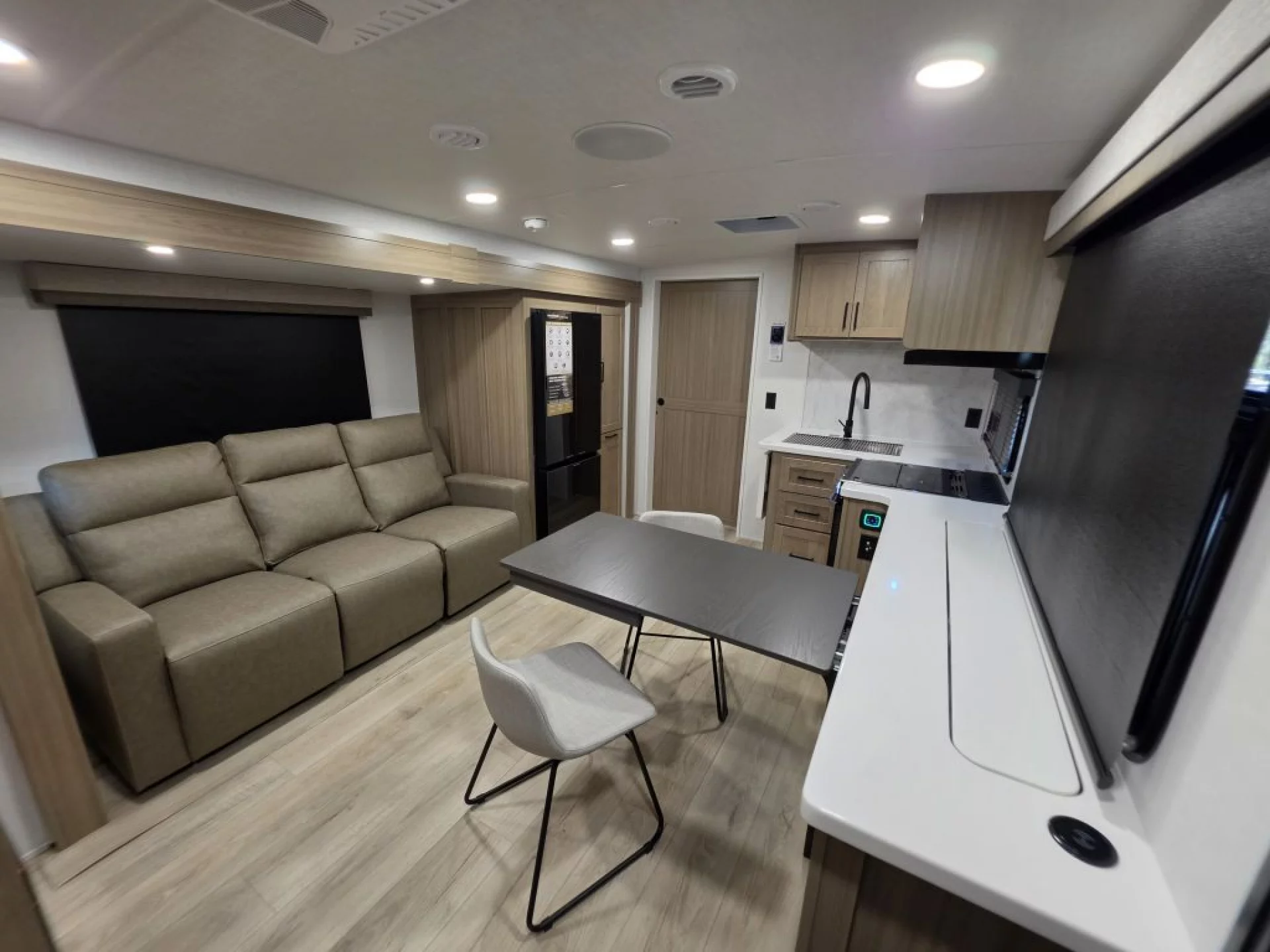 2027 FOREST RIVER ROCKWOOD ULTRA LITE 2621RB - Image 8
