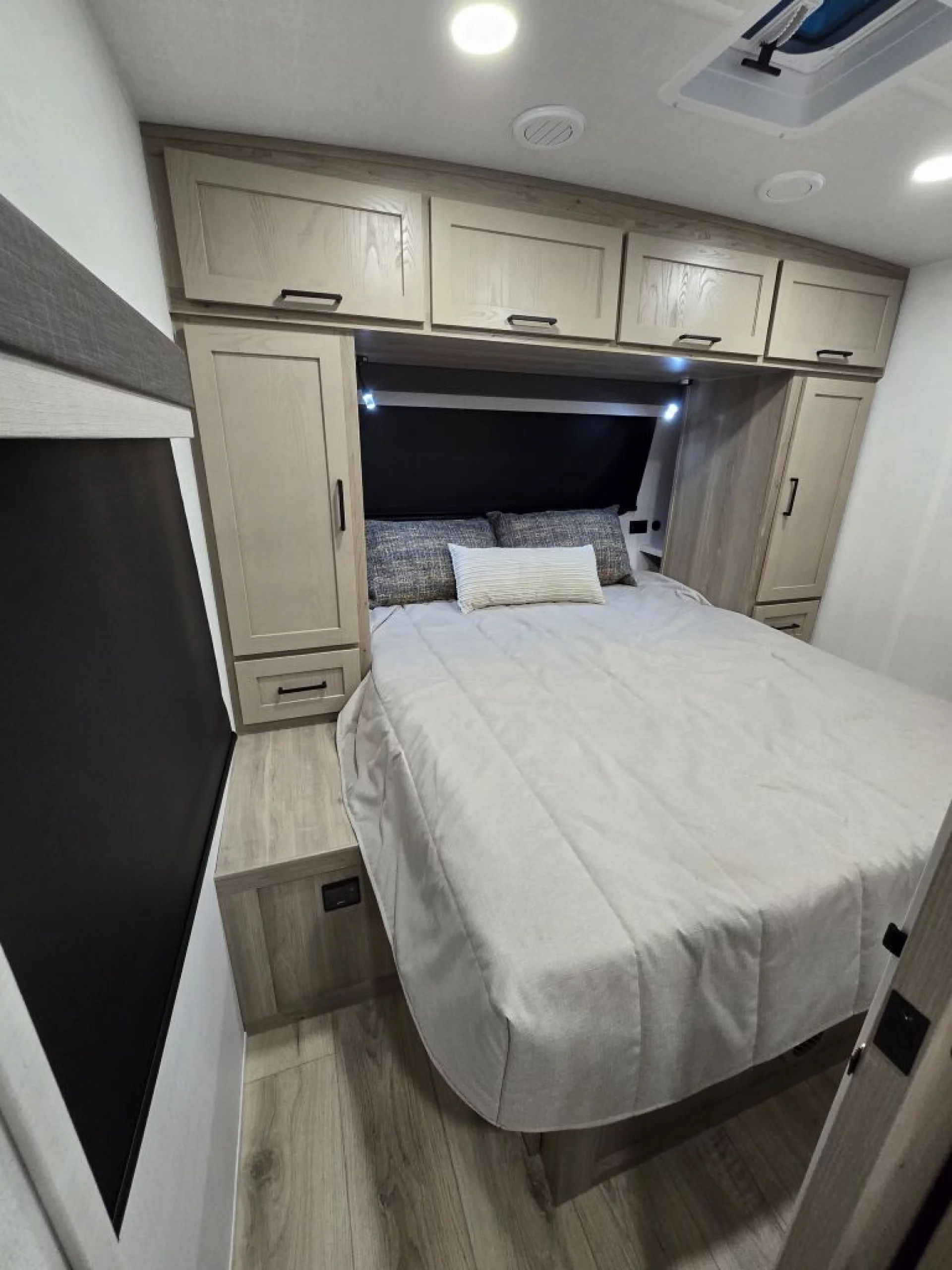 2026 FOREST RIVER ROCKWOOD MINI LITE 2520BH - Image 16