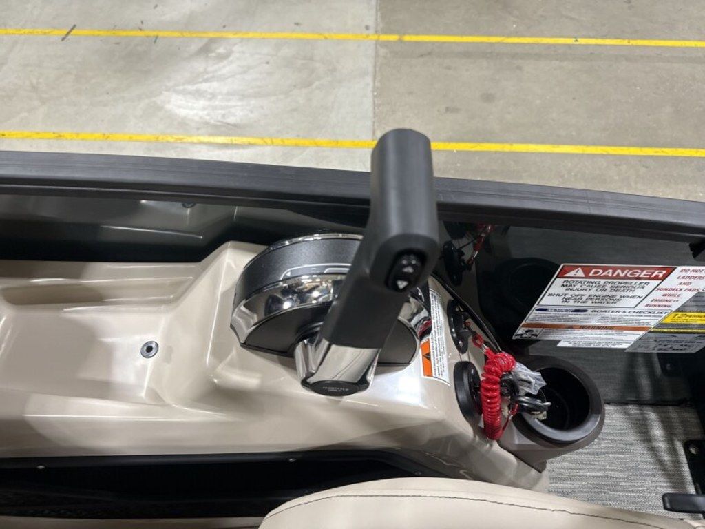 2026 Bennington 24MCSB Carbon Fiber Arch Tritoon Pontoon - Image 18