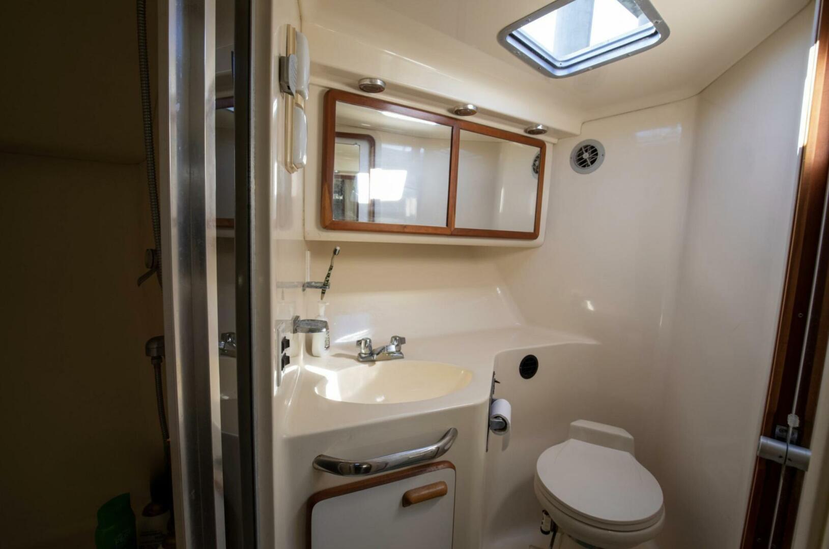 1990 Sea Ray 420 Sundancer - Image 31