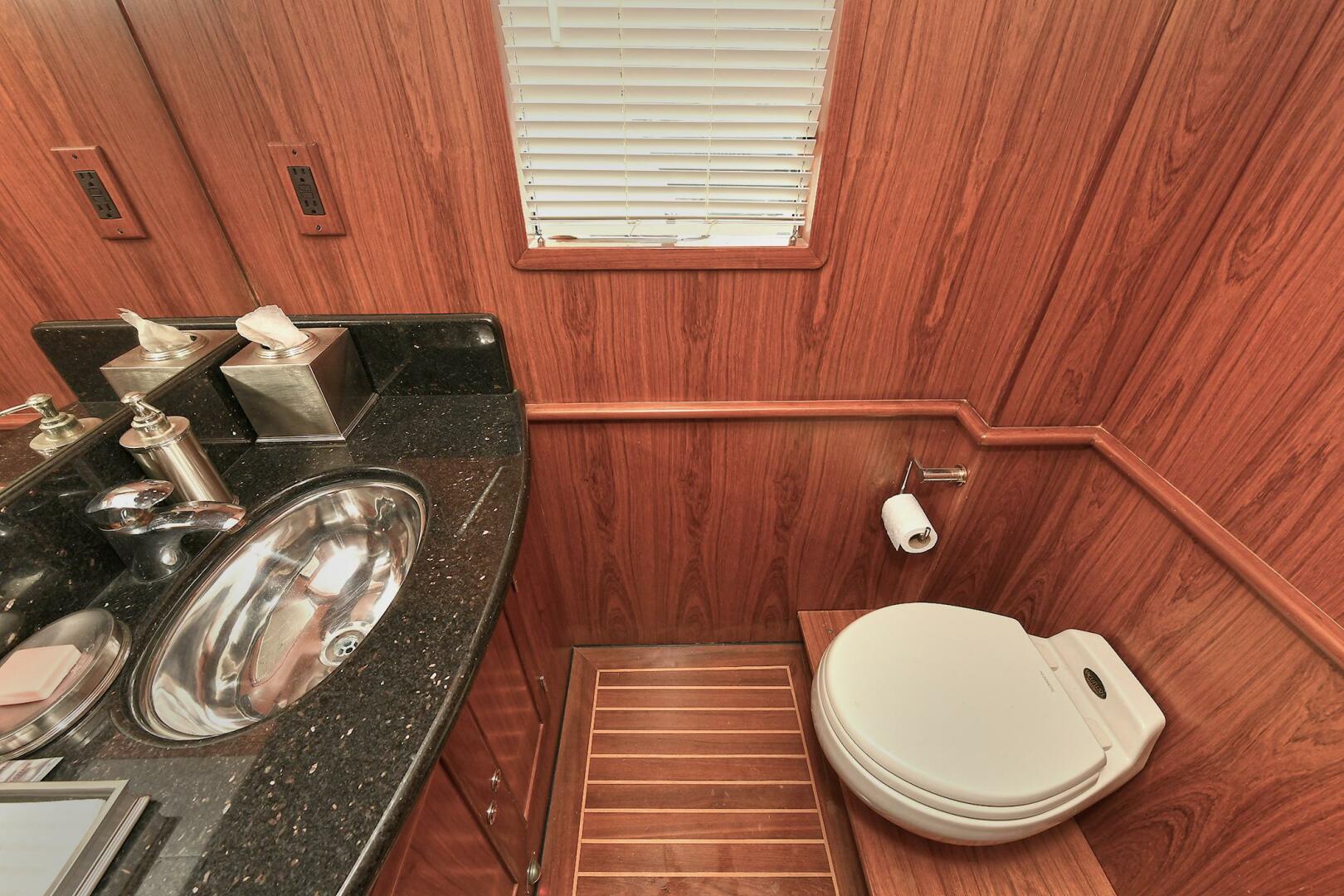 2002 Grand Alaskan Flushdeck - Image 25