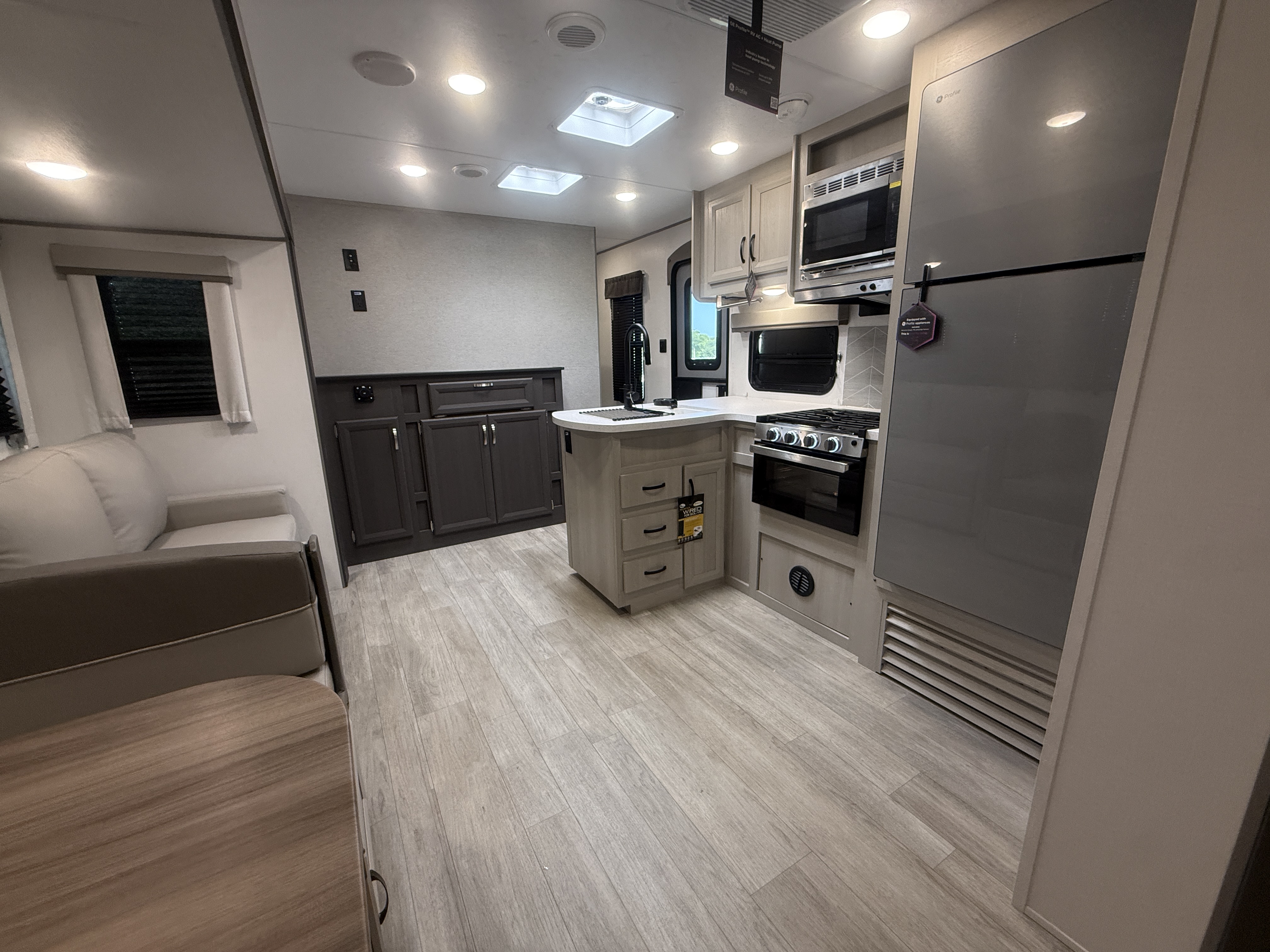 2027 Coachmen Catalina Legacy Edition 333DBDSCK - Image 14