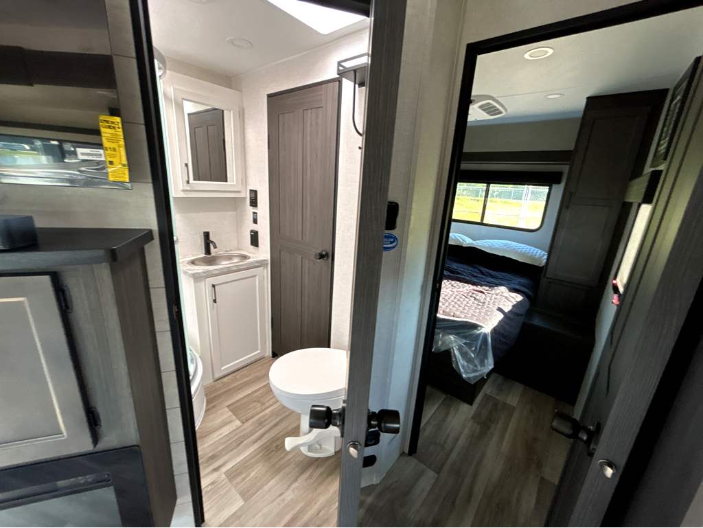2026 VENTURE RV SPORTTREK 251VFK - Image 17