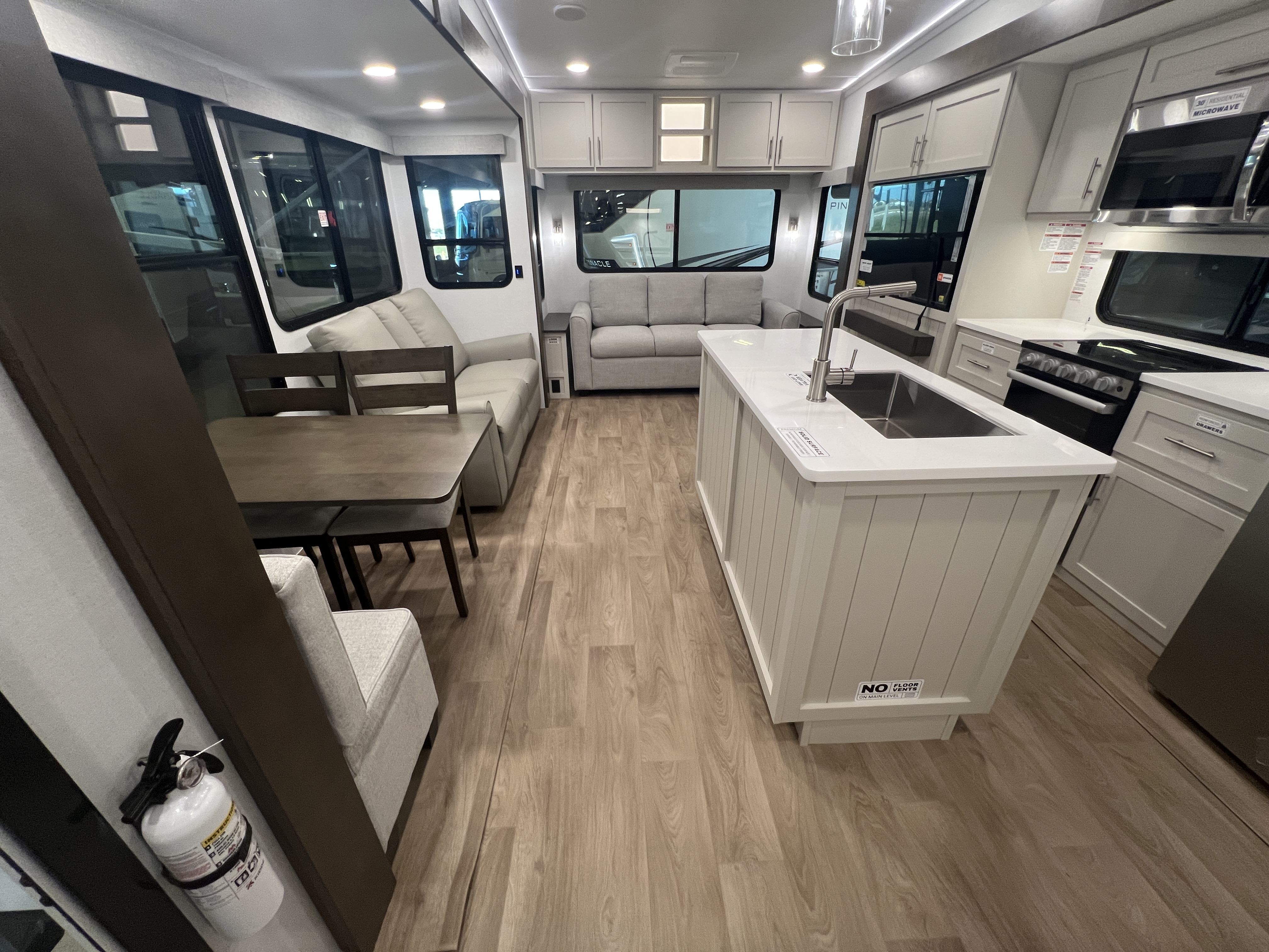 2027 Alliance RV Avenue 32RLS - Image 7