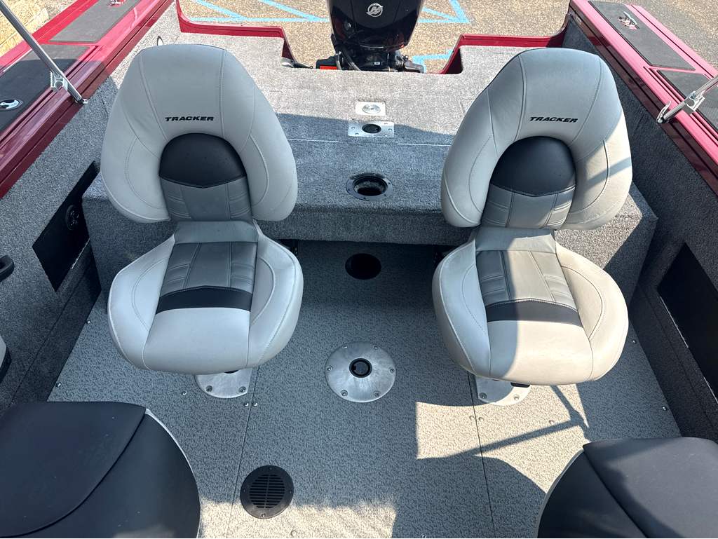 2018 Tracker Targa V18 - Image 11