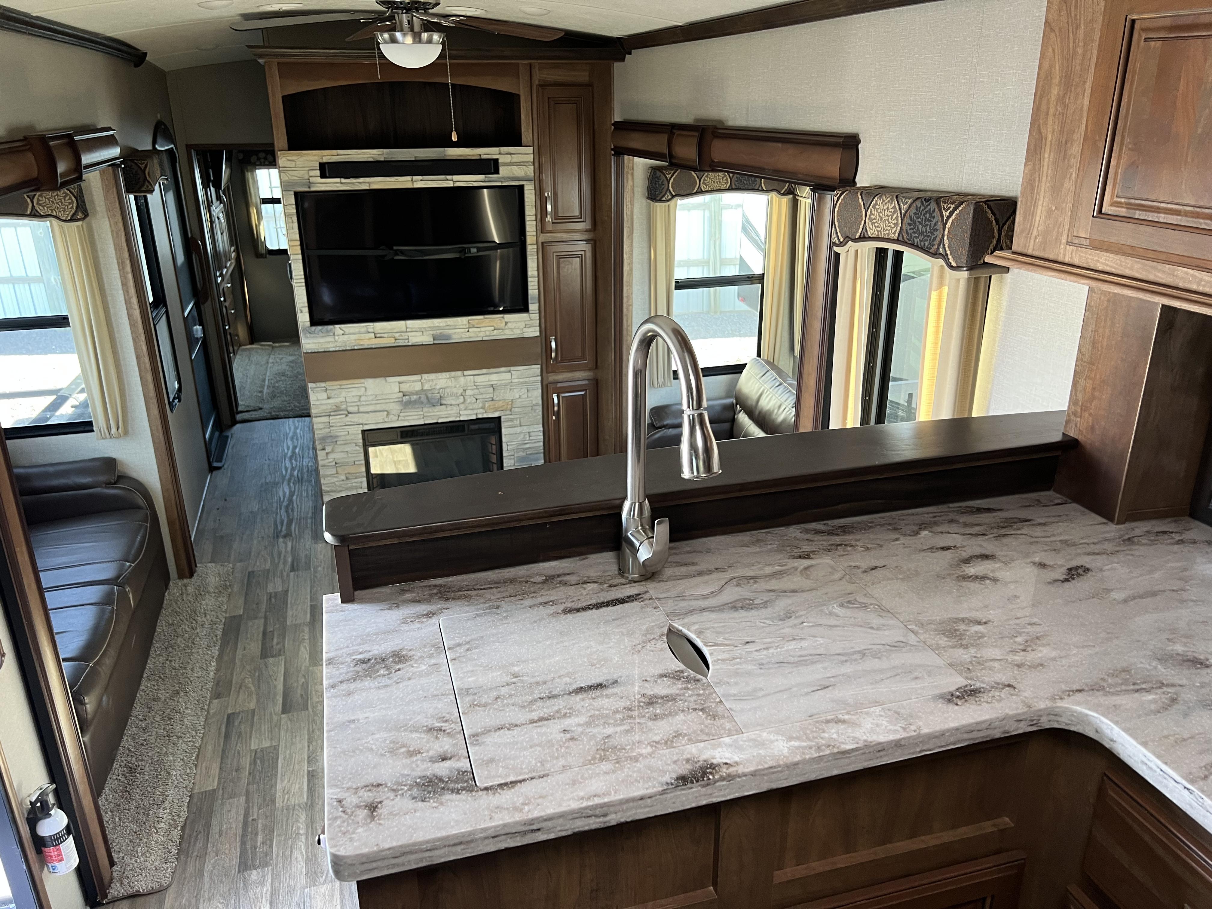 2018 Keystone Montana 3820FK - Image 9