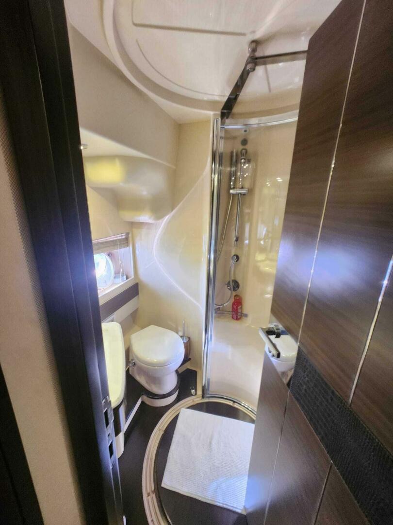 2014 Azimut Flybridge - Image 89