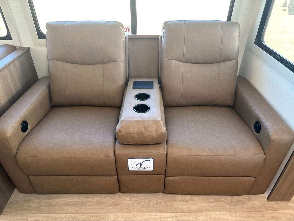 2027 VENTURE RV SPORTTREK 282VIK - Image 8