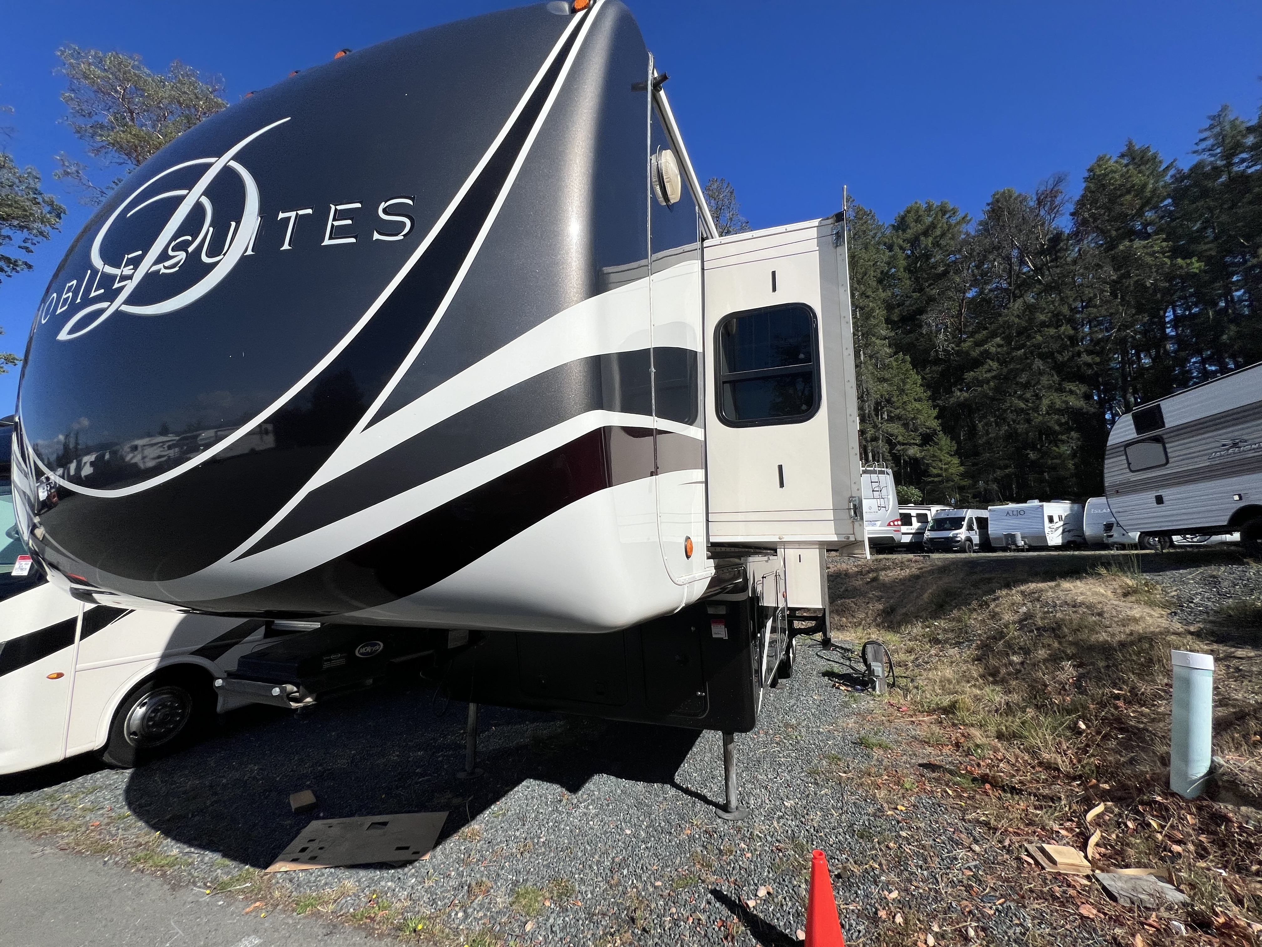 2017 DRV Mobile Suites 36RSSB3 - Image 5