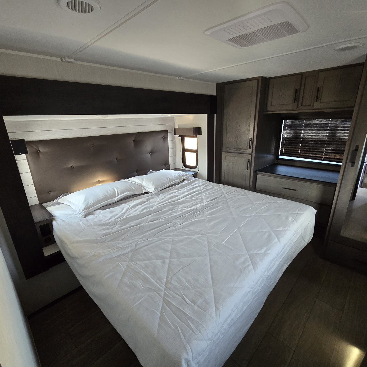 2026 CHEROKEE ARCTIC WOLF 3750 SUITE - Image 29